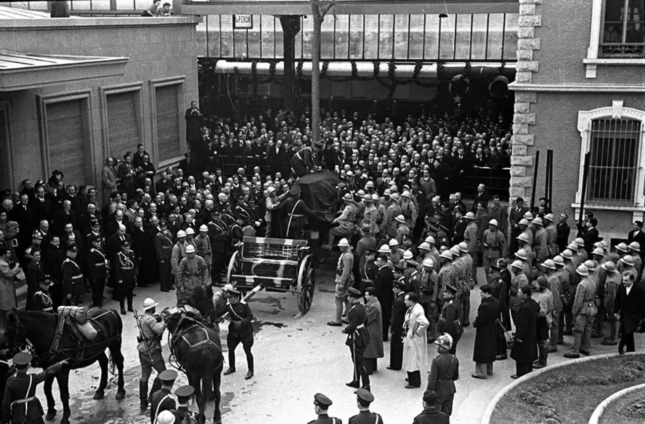 20 Kasım 1938 - Atatürk'ün naaşı Ankara İstasyonu'nda özel trenden alınarak Meclis'e götürülmek üzere top arabasına konuldu.