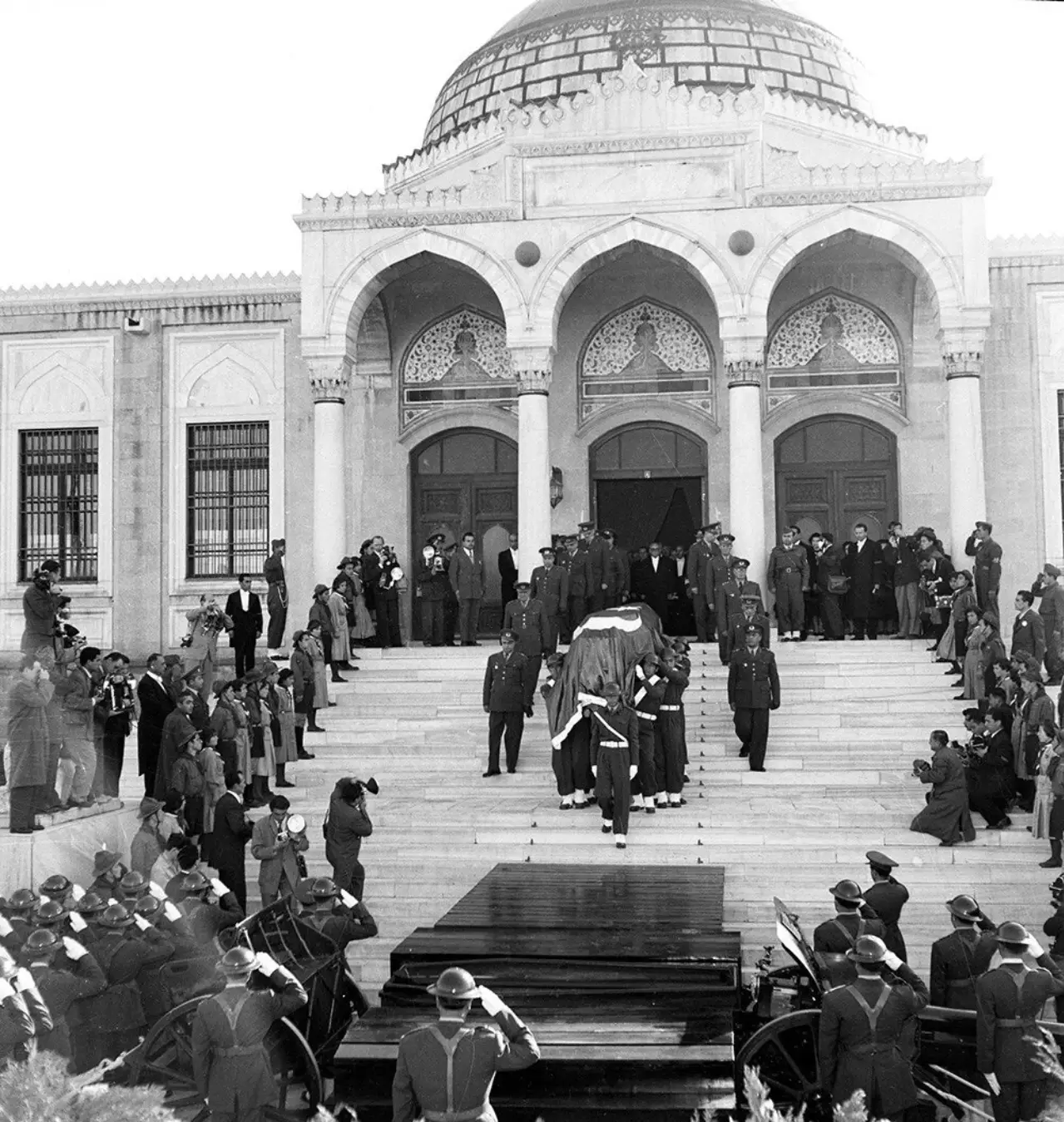 10 Kasım 1953 - Anıtkabir'e nakil töreni sonrası vatandaşlar Anıtkabir'de saygı duruşunda bulunurken.
