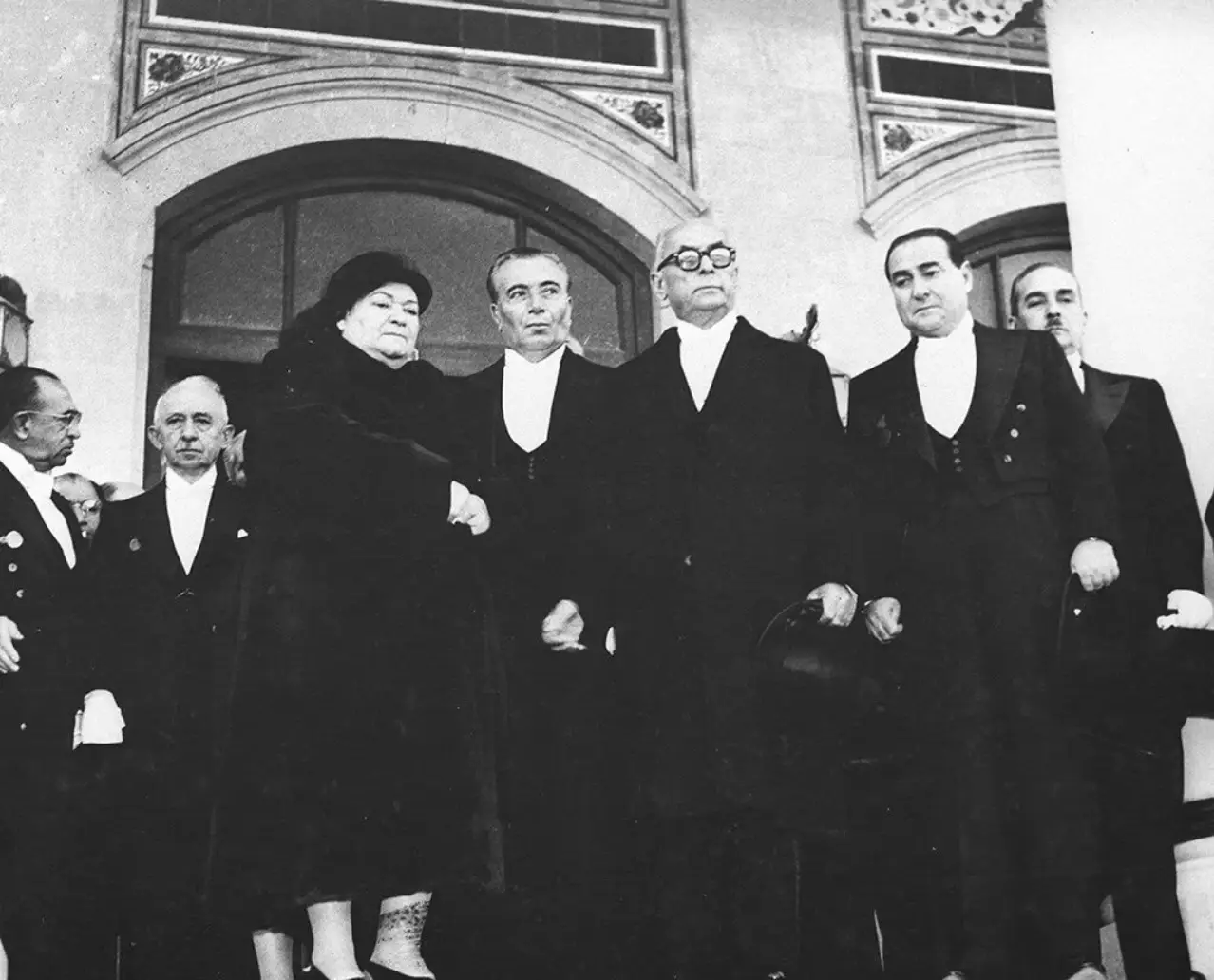 10 Kasım 1953 - Atatürk'ün naaşının Anıtkabir'e nakli töreninden; Başbakan Adnan Menderes (sağda), Cumhurbaşkanı Celal Bayar (sağ 2), CHP Genel Başkanı İsmet İnönü (arka sol 2), Meclis Başkanı Refik Koraltan (sol 2), Atatürk'ün kız kardeşi Makbule Atadan (solda), İçişleri Bakanı Mehmet Ethem (arka sağda)