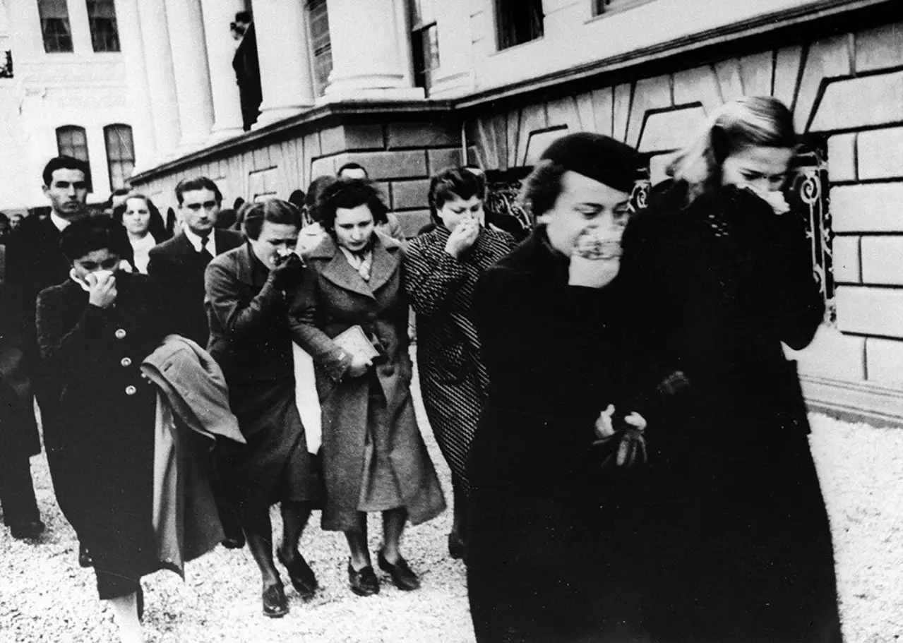 17 Kasım 1938 - Atatürk'ün naaşı önünde saygı geçişi yapan kadınlar.