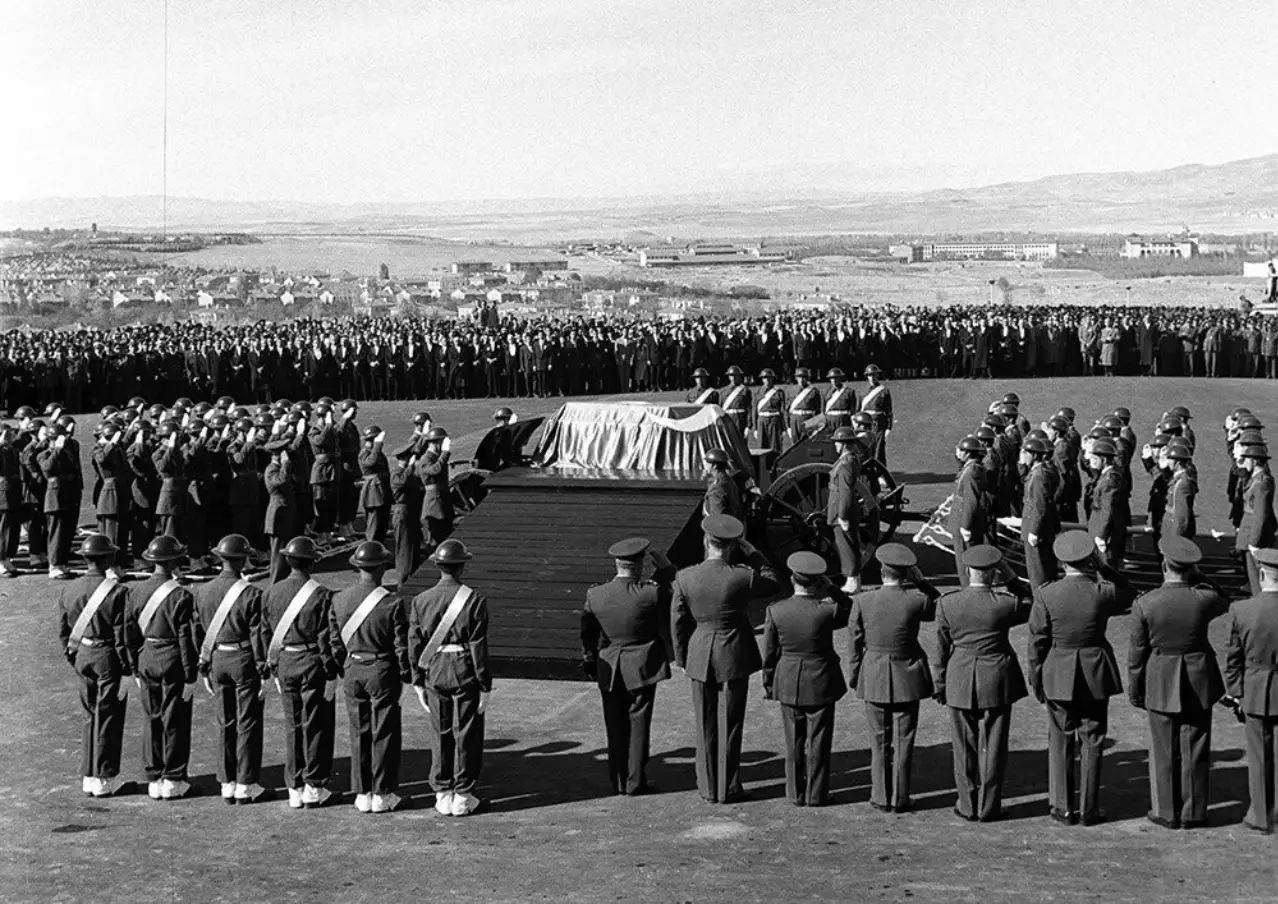 10 Kasım 1953 - Tabutu taşıyan top araba Anıtkabir alanında.