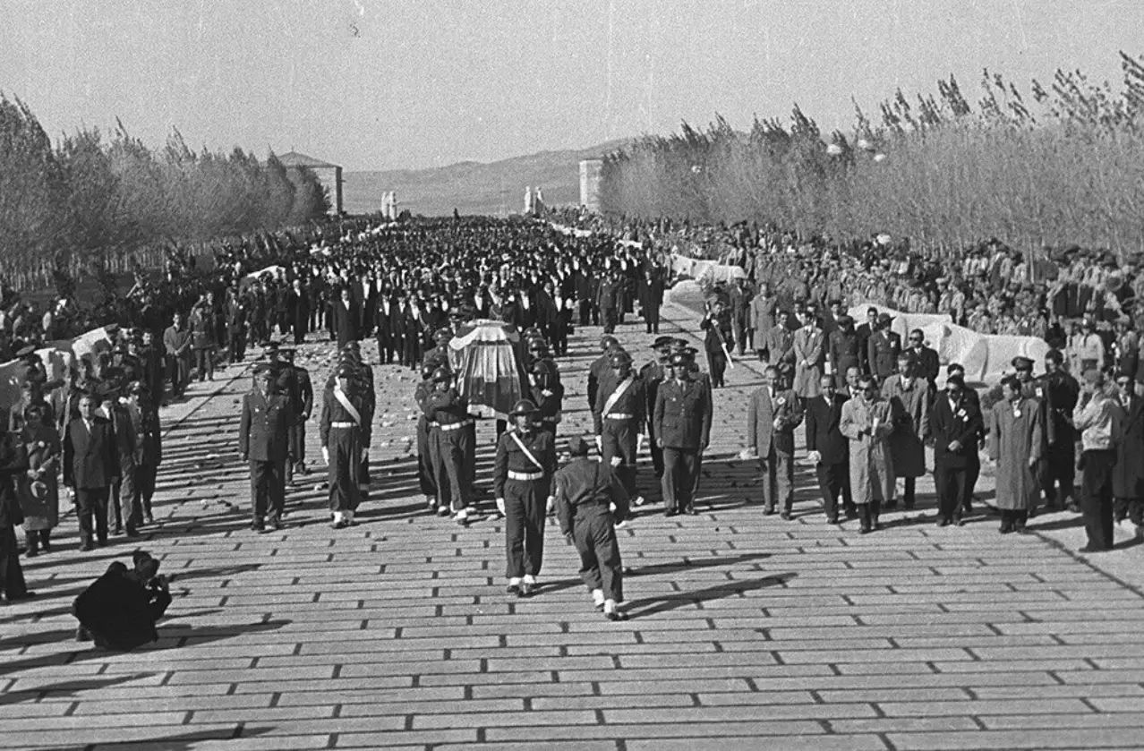 10 Kasım 1953 - Nakil töreninde oluşturulan kortej Aslanlı yolda ilerlerken.