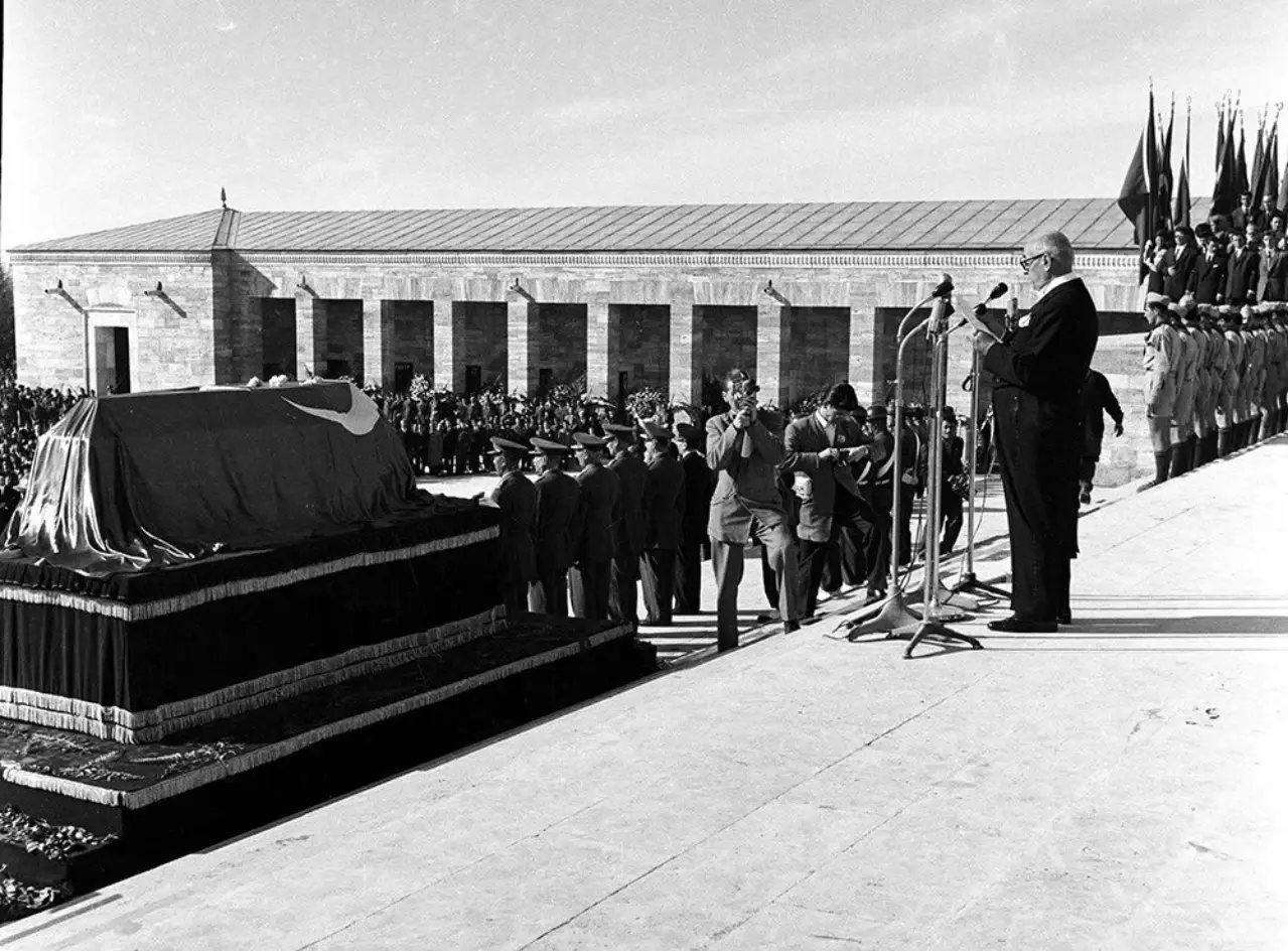 10 Kasım 1953 - Tabut mozoleye çıkan merdivenlerde hitabet kürsüsünde hazırlanan katafalka konuldu. Cumhurbaşkanı Bayar, konuşma yaparken.