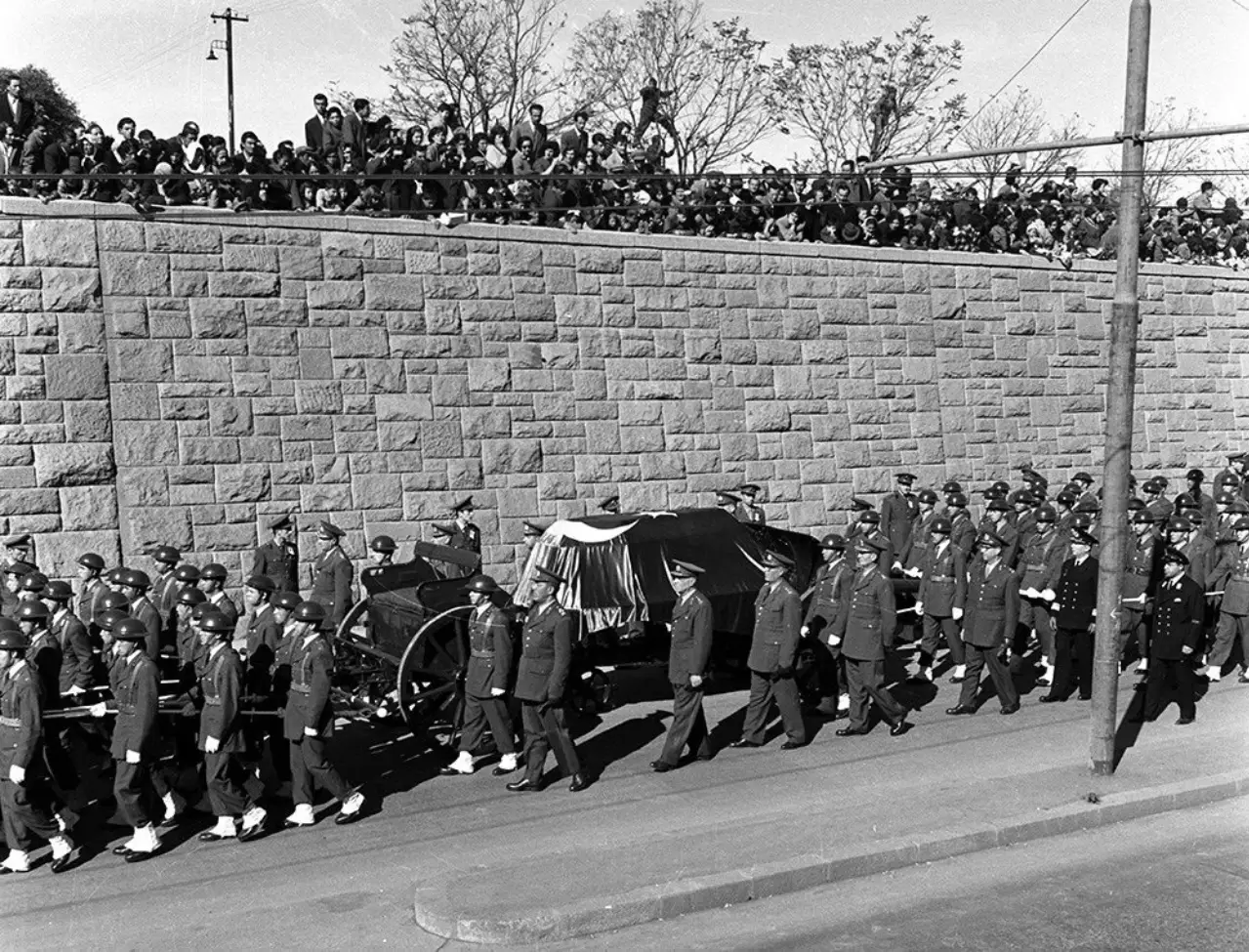 10 Kasım 1953 - Naaşın Etnoğrafya Müzesi'nden Anıtkabir'e nakli töreninde oluşturulan kortej Tandoğan Köprüsü'nden geçerken.