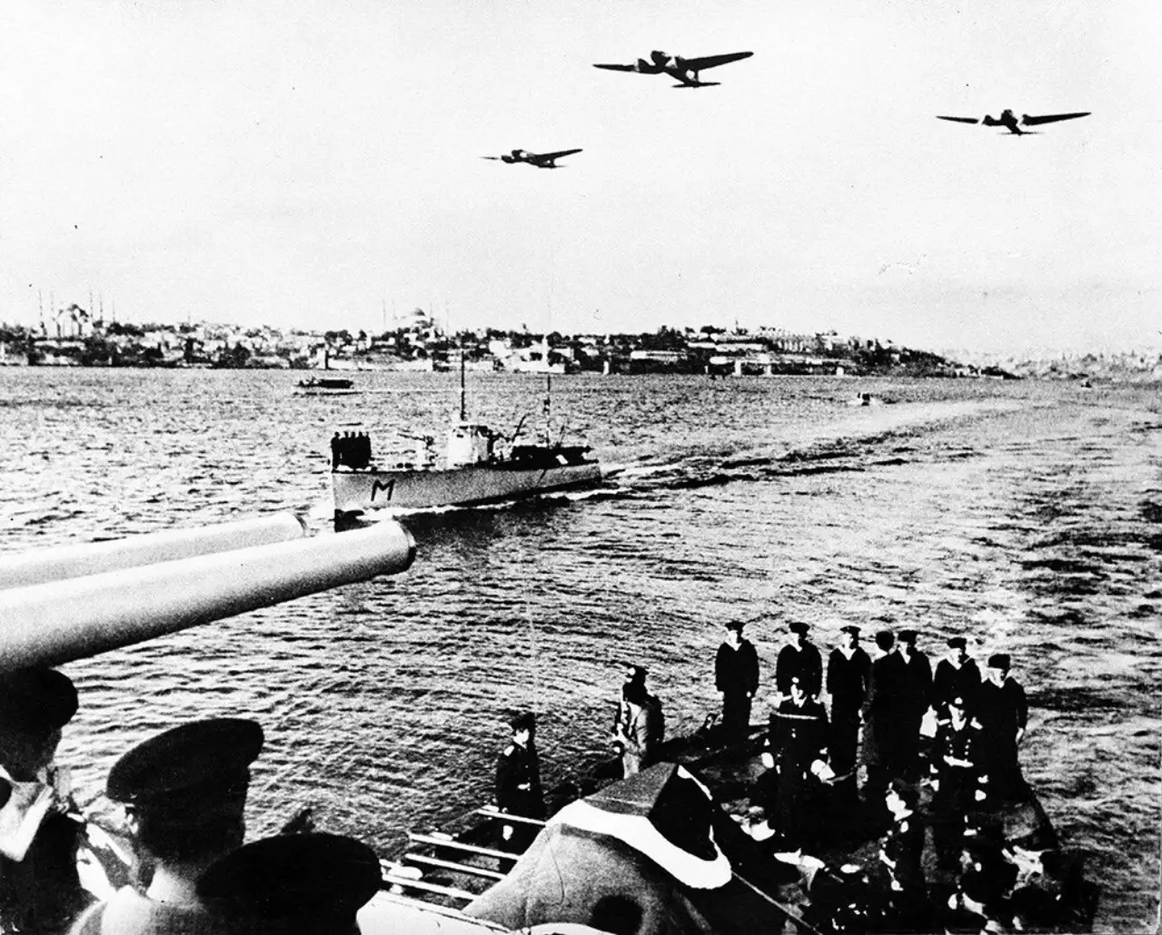 19 Kasım 1938 - Atatürk'ün cenazesi Yavuz Zırhlısı ile İzmit'e götürülürken Türk Hava Kuvvetleri'ne bağlı uçaklar saygı uçuşu yaparken.