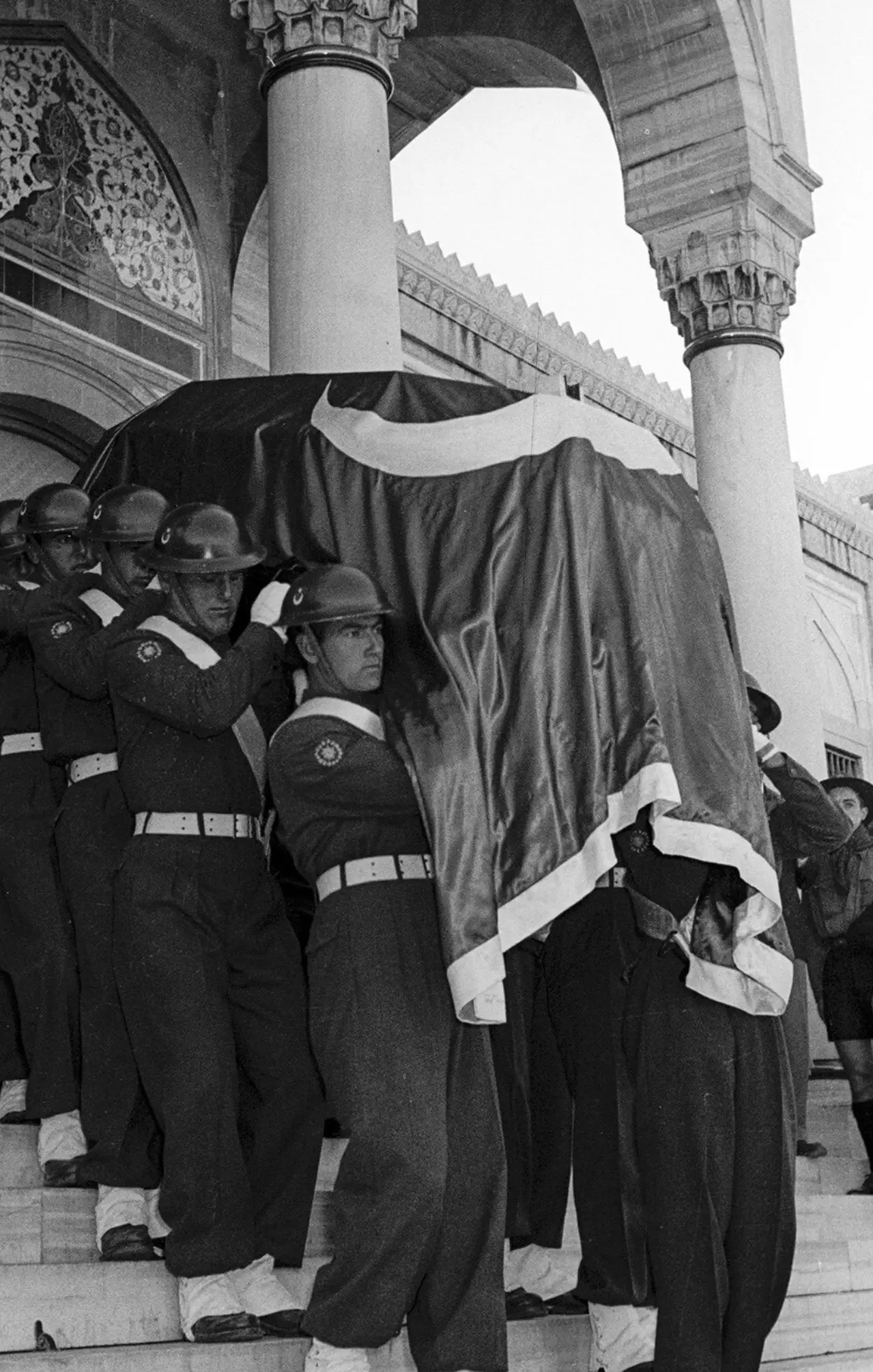 10 Kasım 1953 - Naaş, Anıtkabir'e nakil töreninde Etnoğrafya Müzesi'nden çıkarılırken.