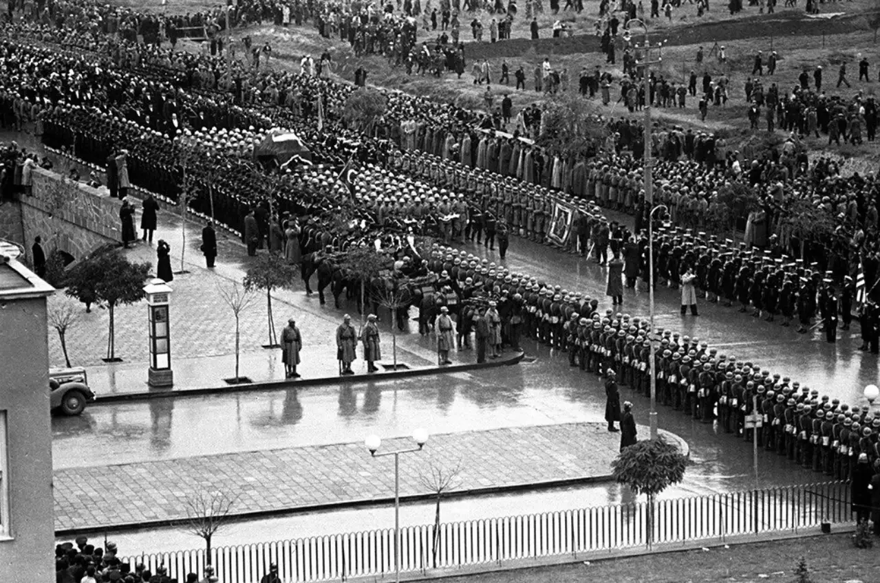 21 Kasım 1938 - Cenaze Etnoğrafya Müzesi'ne götürülürken kortej Opera Kavşağı'ndan geçerken.