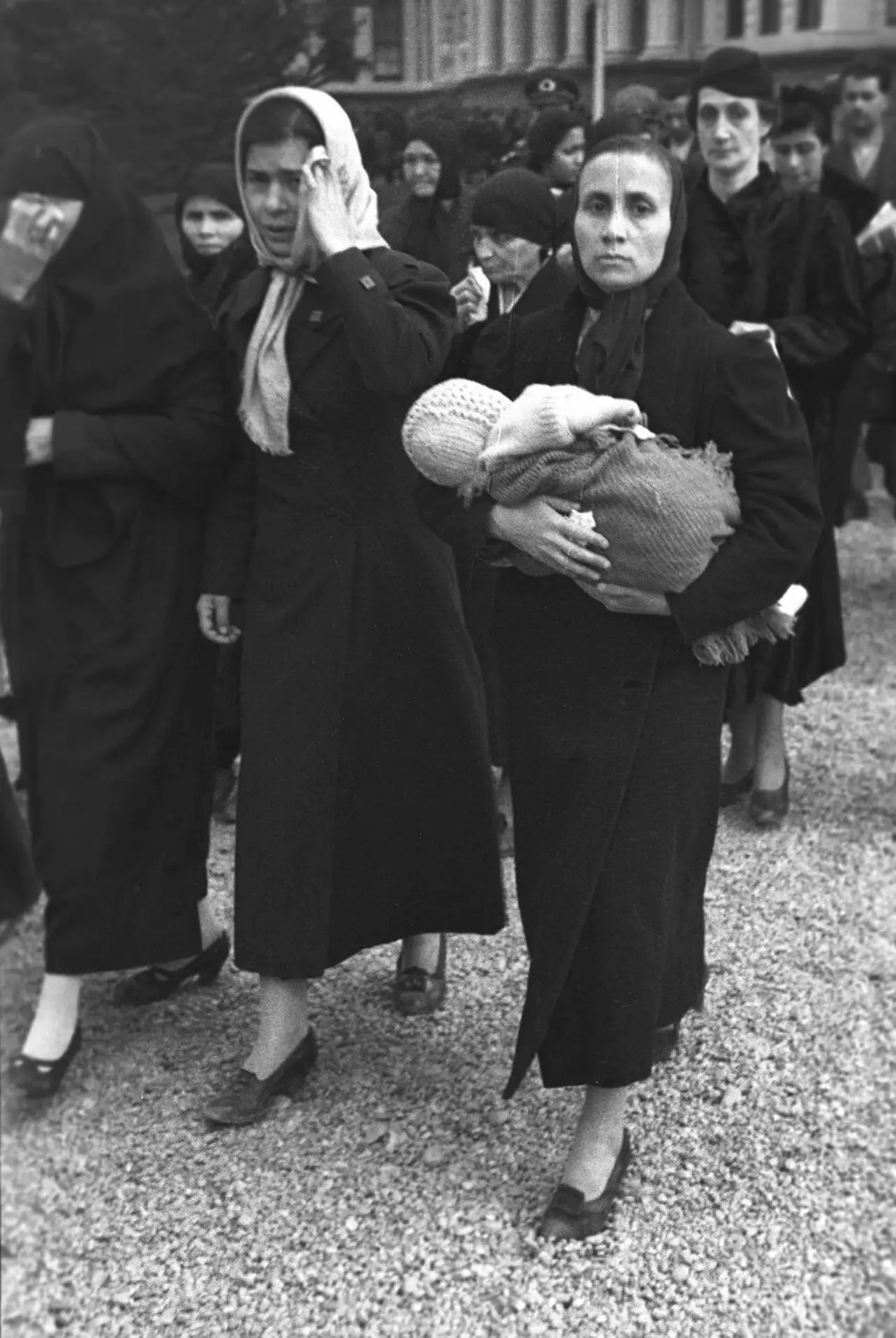 17 Kasım 1938'de Dolmabahçe'de Atatürk'ün naaşı önünde saygı geçişi yapan kadınlar görülüyor.