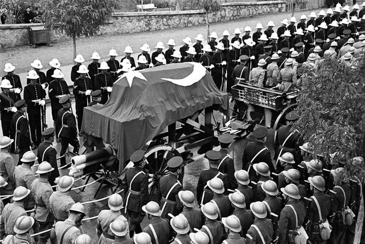 21 Kasım 1938 - Atatürk'ün cenazesi, Etnoğrafya Müzesi'ne nakli sırasında kortej Talat Paşa Bulvarı'ndan geçerken.