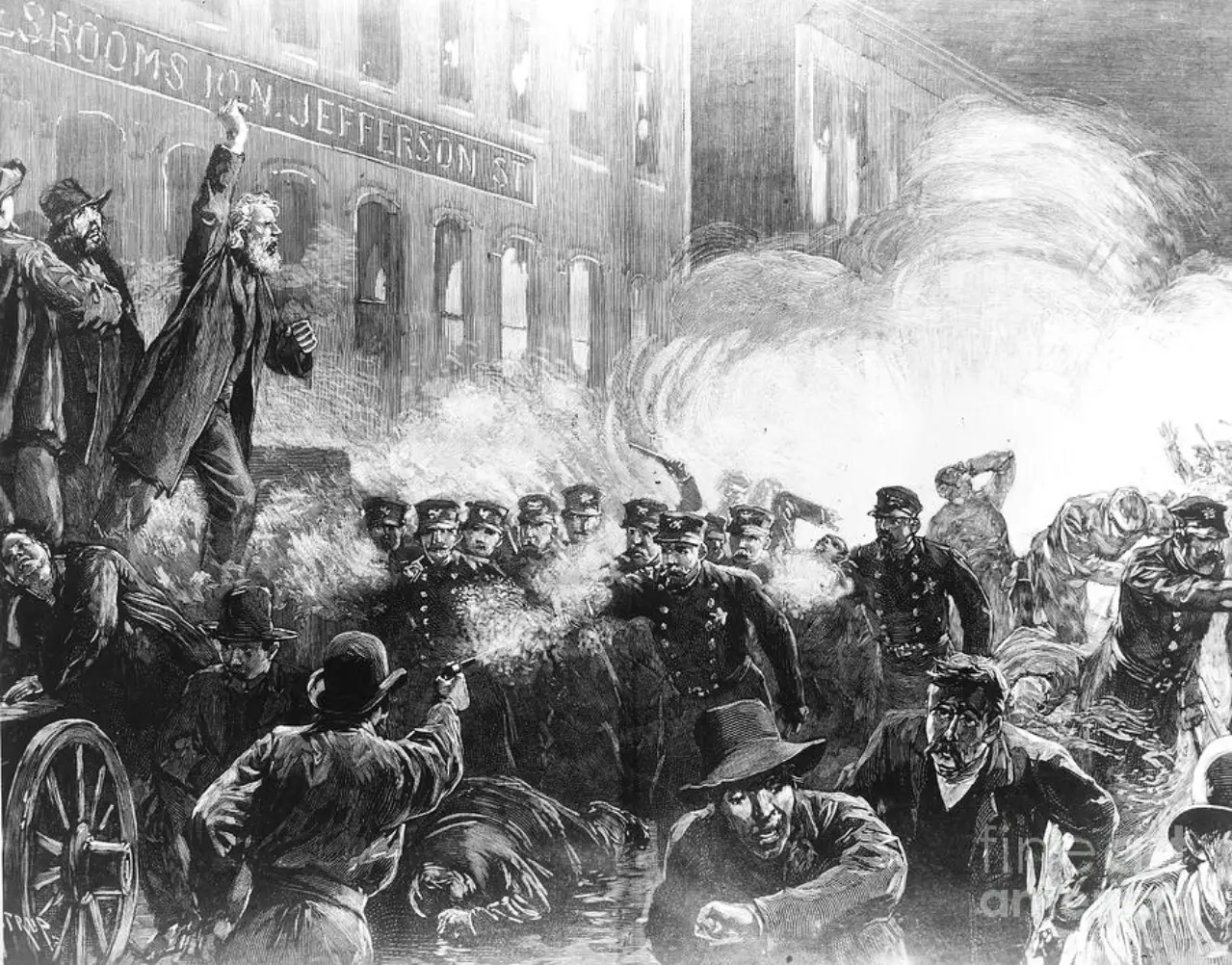 Dünya ölçeğinde her dinden, ırktan, cinsten milyarlarca emekçinin 'İşçi Sınıfının Birlik, Mücadele ve Dayanışma Günü' olarak kutladığı 1 Mayıs, ABD işçi sınıfının başlattığı 8 saatlik iş günü mücadelesinin bir ürünü olarak ortaya çıktı.
ABD işçi sınıfının, 8 saatlik iş günü mücadelesi 1884'te başladı. Chicago'da, Trade-Unions (İşçi Birliği) Kongresi de 1 Mayıs 1886'dan itibaren normal iş gününün 8 saat olarak belirlenmesini talep etti ve aynı yıl ABD'nin büyük kentlerinde 5 binden fazla grev ilan edildi. Polisle çıkan çatışmalarda bir işçi öldü, çok sayıda işçi yaralandı. 3 gün süren gösteriler sonrasında sendikacılardan 4'ü idam, 4'ü ağır hapis cezasına çarptırıldı.