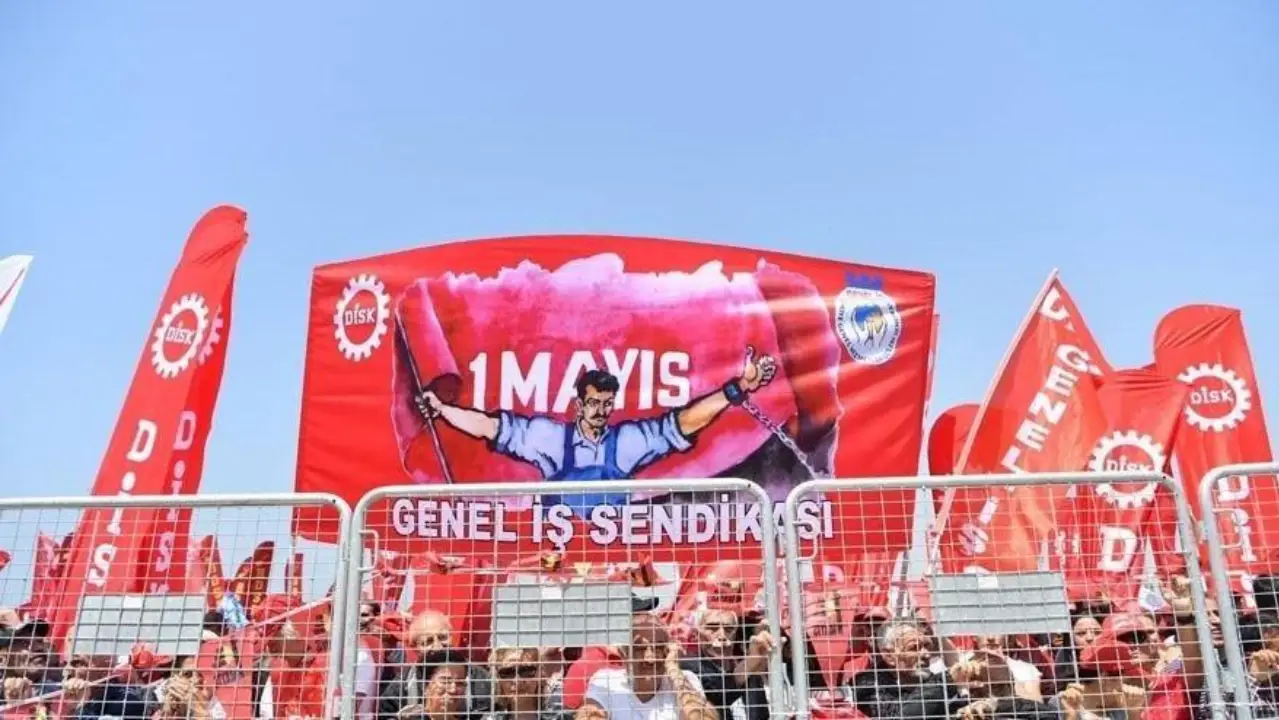1999 yılında işçi konfederasyonları ve toplumsal muhalefet örgütlerinden 15 örgütün bir araya gelmesiyle oluşturulan “Emek Platformu” tarafından kutlandı. İstanbul, Ankara, İzmir, Mersin, Adana, Kocaeli, Lüleburgaz, Gebze, Eskişehir, İskenderun, Kayseri, Trabzon, Silifke ve Divriği’de mitingler yapıldı.
DİSK “1977’nin 30. Yılında, Taksim’e çıkacağız” çağrısıyla 1 Mayıs için Taksim'i adres gösterdi. Hükümet Taksim Meydanı’nda kutlamaya izin verilmeyeceğini açıkladı. Türk-İş Kadıköy'e resmi başvuruda bulundu. Taksim çevresindeki ablukaya karşın emekçiler gün boyu meydana girmeye çalıştı. Gün sonunda 3000 kişi Taksim'e çıkabildi. Toplam 695 kişi gözaltına alındı,