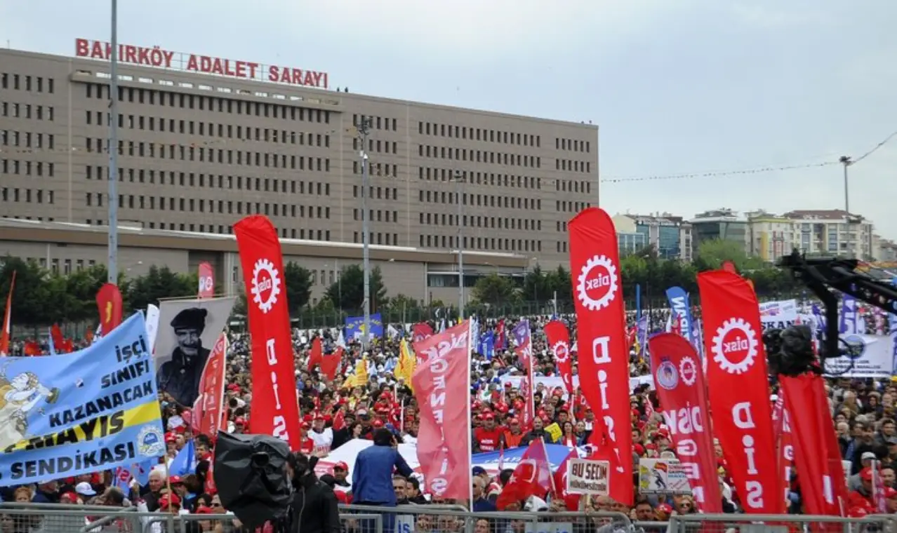 2016 yılında 1 Mayıs için Taksim Meydanı yasaklanırken, kutlamalar için Bakırköy Meydanı adres gösterildi. İstanbul’da 231 kişi gözaltına alındı. 1 kişi ise TOMA’nın altında kalarak hayatını kaybetti. Adana, Antep ve Urfa’da canlı bomba şüphesiyle kutlamalar iptal edilirken, İzmir’de gençlerin soyunarak alana girmesi gündem oldu. Ankara ve Diyarbakır’da kitlesel 1 Mayıs kutlamaları yapıldı.
2017’de de Taksim'de 1 Mayıs yasağı devam etti. Gün boyu yapılan eylemlerde İstanbul'un değişik semtlerinden toplam 165 kişi gözaltına alındı. Olağanüstü Hal koşullarında gerçekleşen 1 Mayıs için resmi miting adresi Bakırköy'dü. KESK, TTB, DİSK ve TMMOB tarafından düzenlenen miting öncesi kısa süreli gerginlik yaşandı, polis havaya ateş açtı.