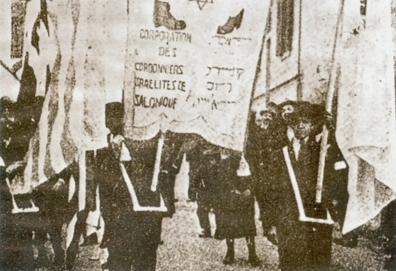 1 Mayıs, 1909 yılında Üsküp ve Selanik’te kutlandı. Selanik’te Rum, Türk, Yahudi, Bulgar işçiler kol kola yürüdüler. 4 dilde yayınlanan ortak 1 Mayıs bildirisinde, herkese seçme ve seçilme hakkı ve emeği koruyacak yasaların çıkarılması istendi.
1911 yılında, Üsküp, Selanik, Edirne ve bazı Trakya şehirlerinde yapılan 1 Mayıs etkinlikleri içinde Selanik’te yapılan Sosyalist İşçi Federasyonun düzenlediği miting en kitleseli oldu. 7000 kişinin katıldığı yürüyüşte katılımcılara Selanik’te konuşulan bütün dillerde seslenildi.