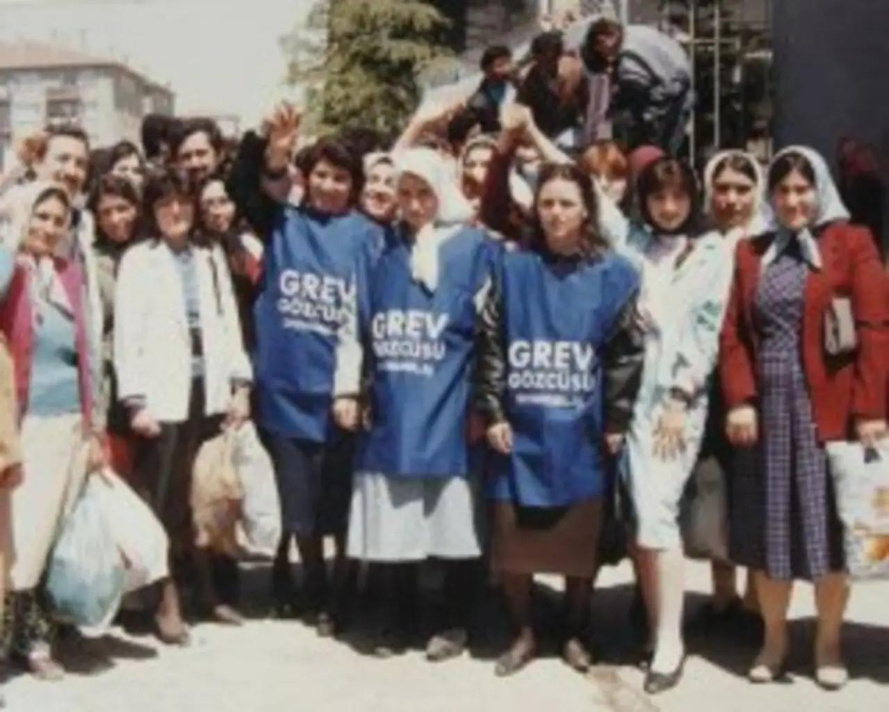 1987'de sendikalar, bazı milletvekilleri ve aydınlar 1 Mayıs şehitlerini anmak üzere Taksim Anıtı'na çelenk bırakmak istediler. Polis sadece milletvekillerinin araçla anıta ulaşmasına izin verdi. Aynı yıl Emek Sineması’nda “Merhaba 1 Mayıs 1987” adlı gece düzenlendi. Geceye sendikacılar ve işçilerin yanı sıra dönemin en önemli aydın, şair, yazar, müzisyenleri de katıldı.