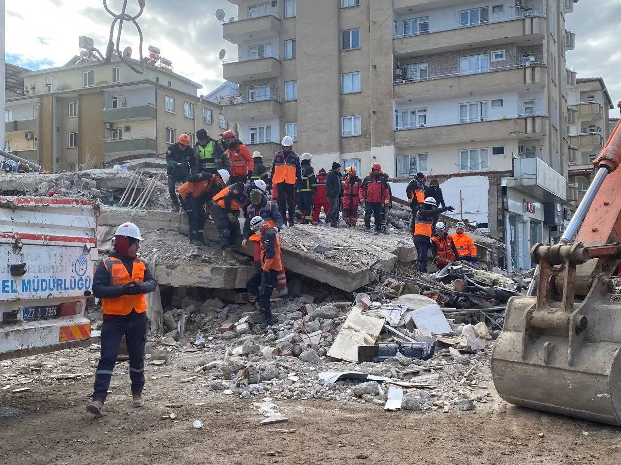 Gazeteciler deprem bölgelerinden aktardı: Enkaz altında sesler vardı ama kurtaracak kimse yoktu