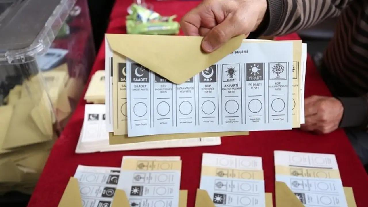 Büyükşehir belediyesi sınırlarında yaşayan seçmen neler için oy kullanacak?

Her seçmen, kanunda sayılan istisnalar dışında, hangi sandık seçmen listesinde kayıtlı ise ancak o sandıkta oy kullanabilecek. Seçmenler, hangi seçim çevresinde kayıtlı ise ancak oradaki seçimler için oy kullanabilecek.

Adana, Ankara, Antalya, Aydın, Balıkesir, Bursa, Denizli, Diyarbakır, Erzurum, Eskişehir, Gaziantep, Hatay, İstanbul, İzmir, Kahramanmaraş, Kayseri, Kocaeli, Konya, Malatya, Manisa, Mardin, Mersin, Muğla, Ordu, Sakarya, Samsun, Şanlıurfa, Tekirdağ, Trabzon ve Van'daki seçmenler, "büyükşehir belediye başkanı", "belediye başkanı", "belediye meclis üyeliği" ile "muhtarlık ve ihtiyar heyeti" için oy kullanacak.

Büyükşehir olmayan illerde neler için oy verilecek?

Büyükşehir olmayan illerde ise "il genel meclisi üyeliği", "belediye başkanı", "belediye meclis üyeliği" ve "muhtarlık ve ihtiyar heyeti" için oy verilecek.