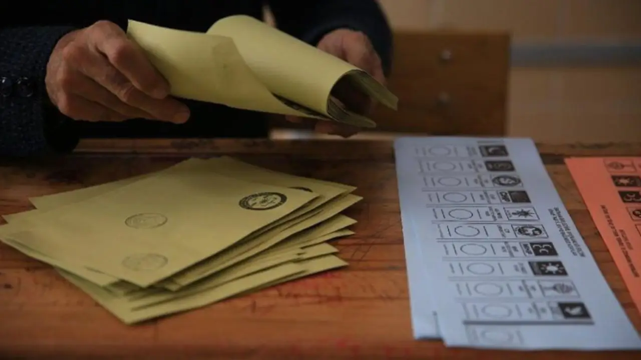 Buna göre 2023 Mayıs seçimlerinden bu yana AKP'nin oyunun yüzde 4,3 eridiği ve yüzde 32'ye düştüğü belirtildi.