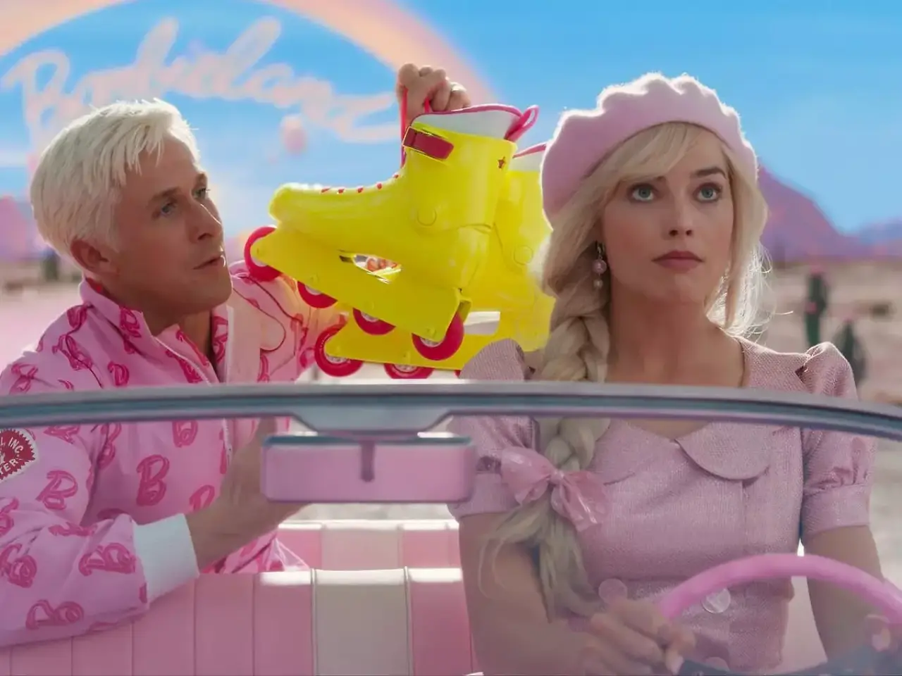 Barbie
Beklentileri karşılayabildi mi? 2023 yazında bir süreliğine her şeyin birden pembeleşmsine sebep olan o filmi bilmeyen yoktur sanıyoruzi Greta Gerwig’in adeta fuşya renkle boyalı olan bu filmi nihayet sinemalarda yerini aldığında Margot Robbie ve Ryan Gosling ile müthiş bir beğeni topladı.
Beklemediğimiz şey ise filmin senaryosunun 'Kenergy' olarak masküneliteye, erkekliğe ve hatta filmin kendi patronlarına Mattel'e bir oda dolusu takım elbiseli erkekler olarak Will Ferrell'a ne kadar atıfta bulunulduğu idi.