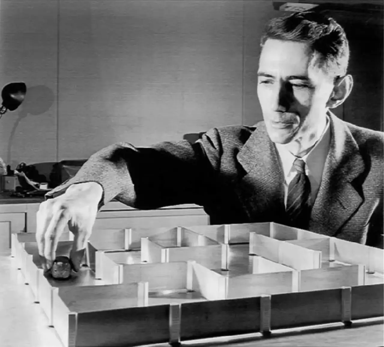 Claude Shannon

Günümüzde kullanılan dijital bilgisayarların yapı taşı olan elektrik anahtarlarının kullanılmasının temelini atmıştır. Diğer bir değişle, herhangi bir elektronik aleti başka bir elektronik alete bağlayabiliyorsanız bunun için Claude Shannon'a teşekkür etmelisiniz.