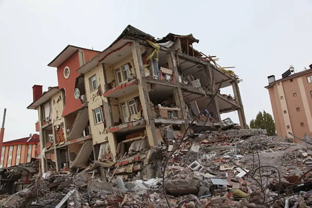 Batı Anadolu Fay Hattı üzerinde yer alan iller



Ege Bölgesi’ndeki Bakırçay, Gediz, Küçük ve Büyük Menderes çöküntü ovaları boyunca uzanan bazı diri fay hatları bulunuyor.
