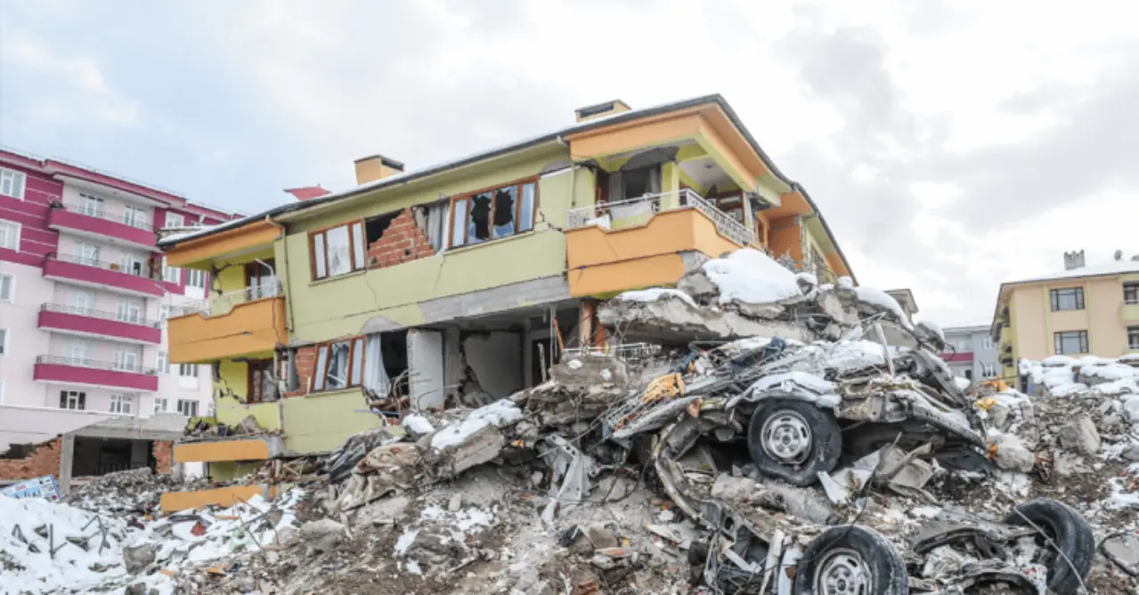 İstanbul ve Ankara'da diri fay bulunmuyor



MTA diri fay hatları haritasına göre en uzun diri fay, Kuzey Anadolu hattında bulunuyor.



İstanbul ve Ankara'da diri fay bulunmazken yakınlarında bulunan diri fay hatları bu illerde de risk teşkil ediyor.