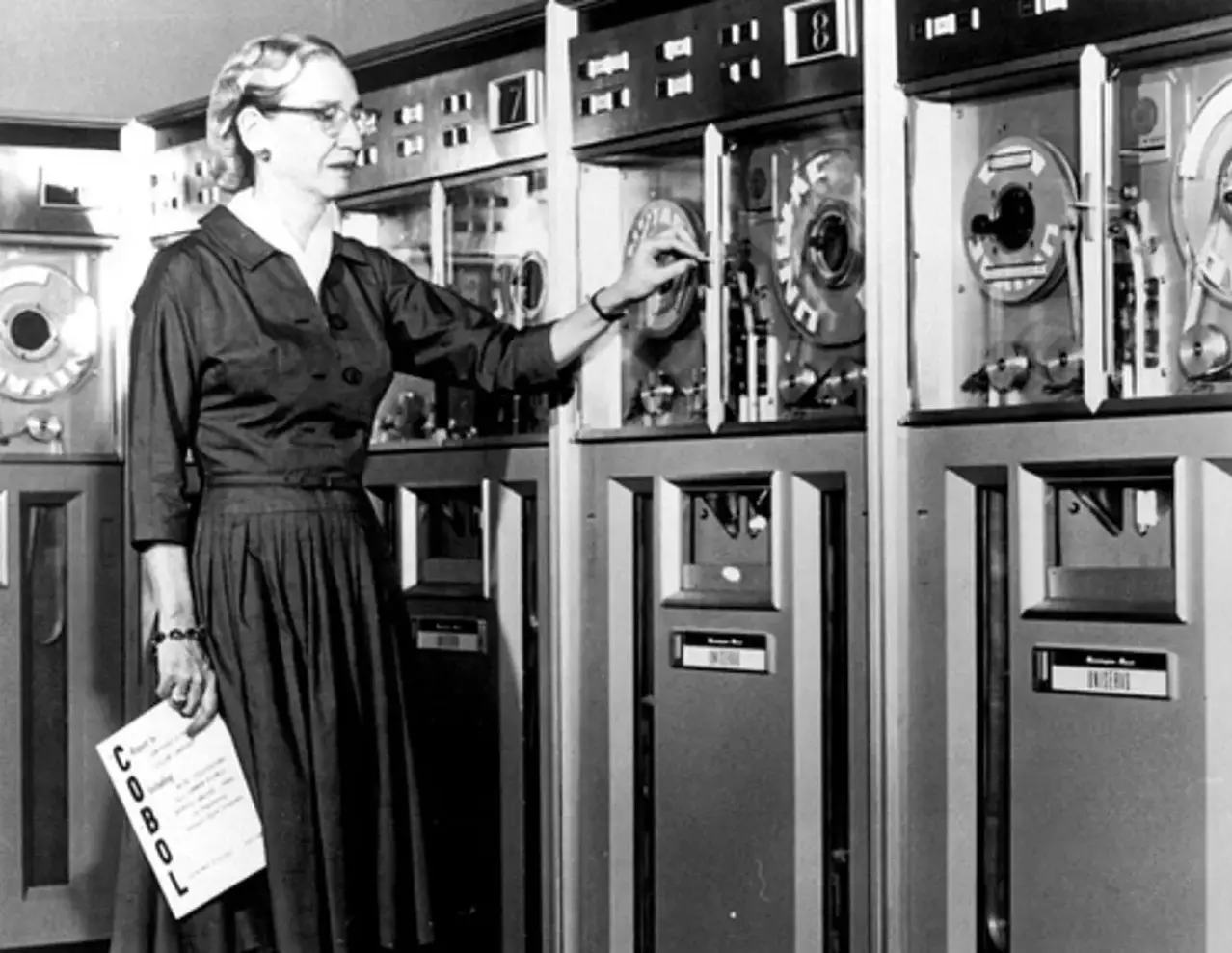 Grace Hopper

Amerikan donanmasında yüksek rütbeli bir kadın asker olan Grace Hopper, bilgisayar programla dili için ilk derleyiciyi icat eden kişidir.