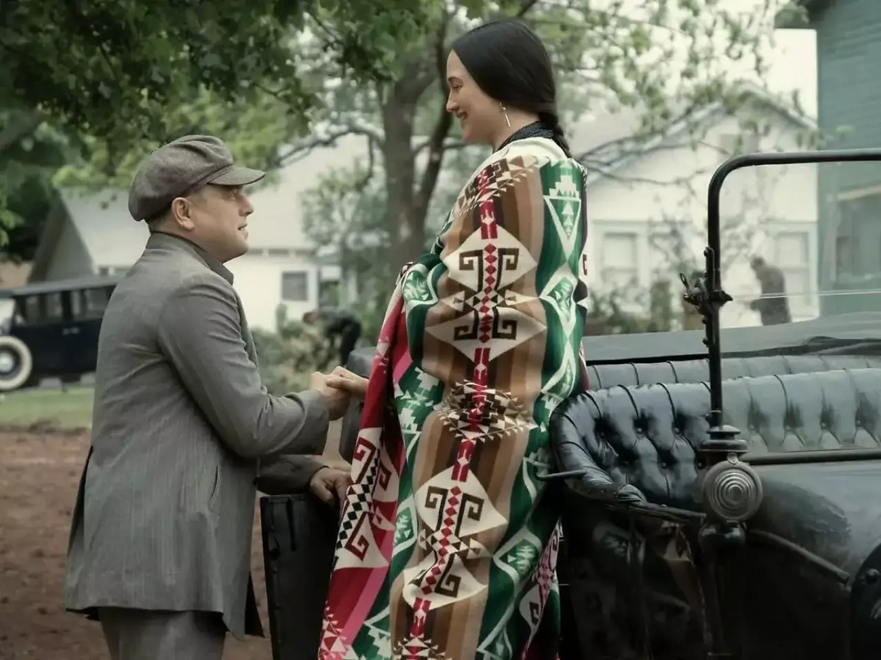 Killers of the Flower Moon
Martin Scorsese'nin 1920'lerde geçen suç olaylarını anlatan bu filmi Oscar ödülleri için şimdiden favori aday gibi duruyor. Leonardo DiCaprio ve Robert De Niro, Osage yerlilerinin kanında boğulmuş iki ahlaki olmayan karakteri canlandırıyor. Ancak film, Osage varisi rolündeki Lily Gladstone'ın duygusal performansı etrafında şekilleniyor.