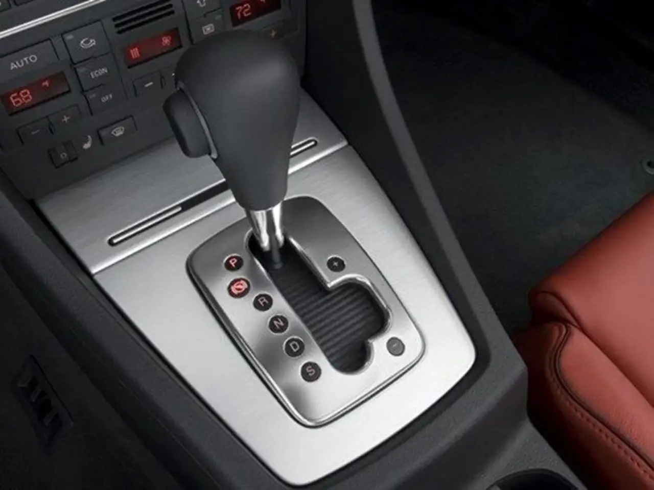 OTOMATİK LİDER
Otomatik şanzımanlı otomobiller; 690.471 adetle yüzde 82,1 pay alırken, manuel şanzımanlı otomobiller 150.454 adetle yüzde 17,9 pay aldı.