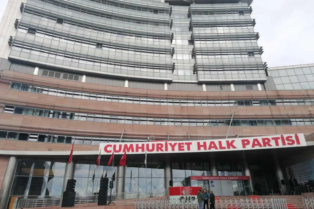 Özgür Özel geceyi Genel Merkez'de geçirdi