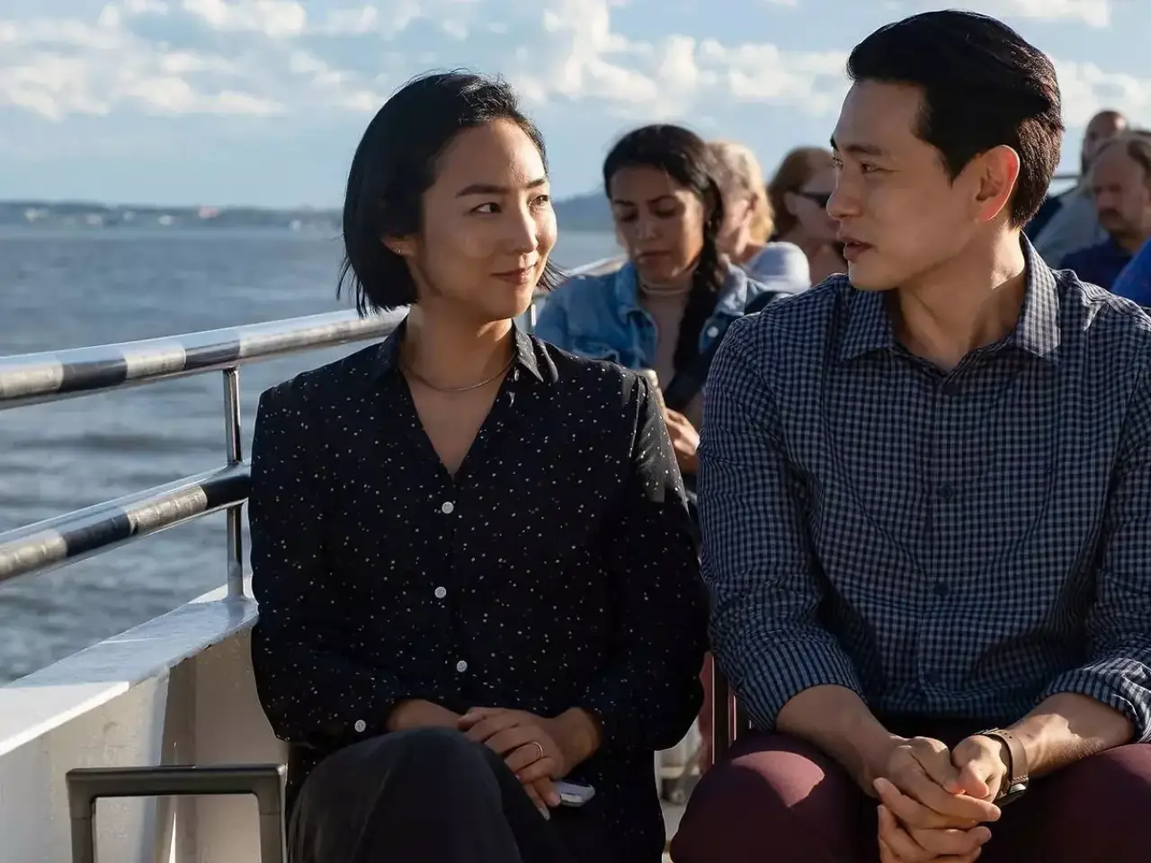Past Lives
Celine Song'un ilk filmi, Koreli bir New Yorker ve çocukluk aşkı arasındaki karmaşık aşk hikayesini anlatıyor. Bu duygusal film, karakterlerine olan saf empati ve duygusal zeka sayesinde, Wong Karwai'nin 'In the Mood for Love' filmi ile karşılaştırılmasına rağmen beklentilere dayanıyor. Film, Seoul ve New York'a bir aşk mektubu niteliğinde.
