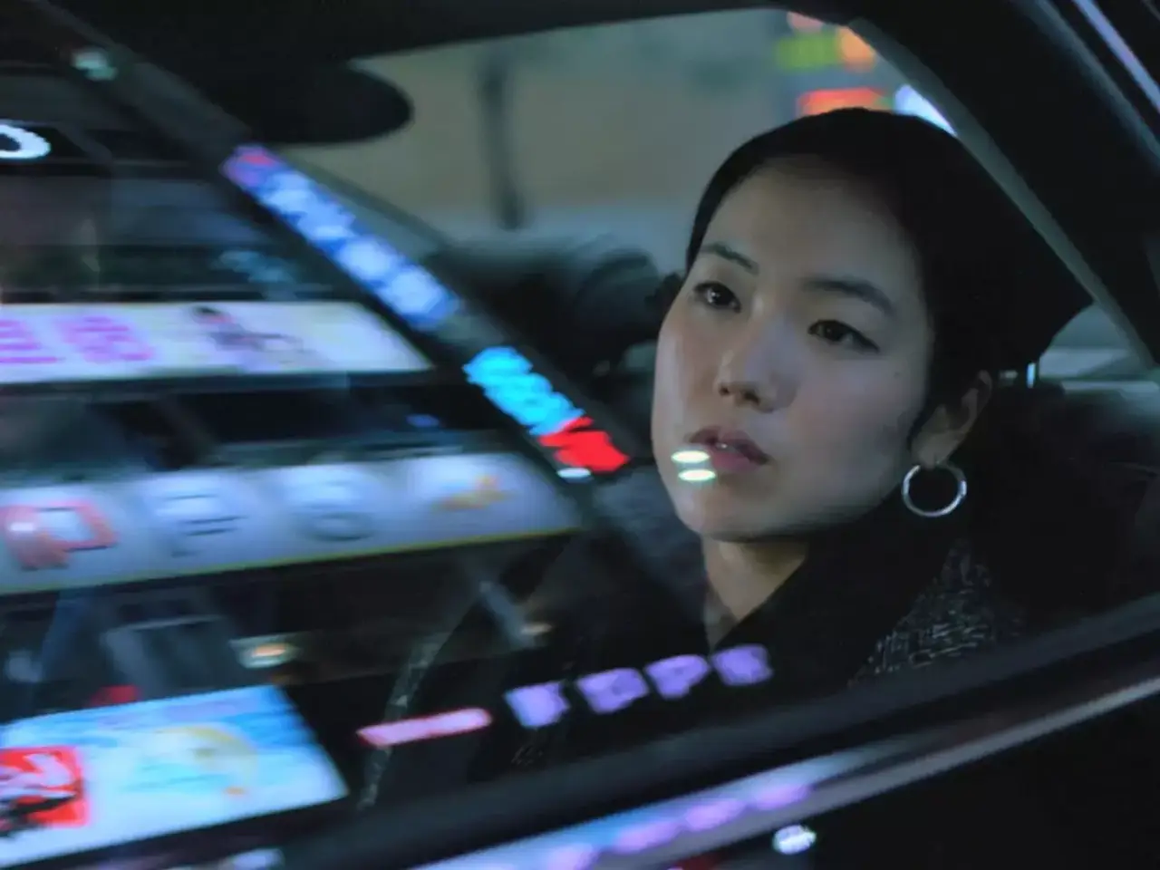 Return to Seoul
Bu etkileyici drama, evlat edinilmiş bir Fransız kadınının doğduğu ülkeye dönüşünü ve geçmişle uzlaşma mücadelesini anlatır. Film, karmaşık karakteri Freddie'nin (Park JiMin) hayatını ve iç dünyasının kontrolünü yeniden kazanma çabalarını izler. Kesinlikle kişisel gelişim için izlemeye değer bir film.