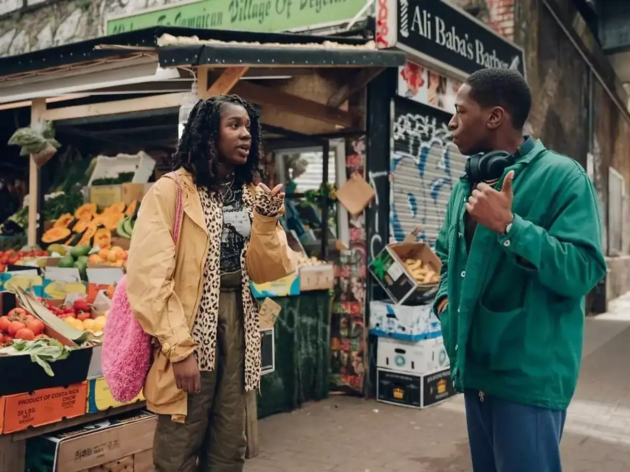 Rye Lane
Rye Lane, romantik komediye otantik bir Güney Londra dokunuşu getiriyor. David Jonsson ve Vivian Oparah, genç iki Londralı olarak, birbirlerine yavaşça aşık olan karakterlerin esprili ve relatable belirsizliklerini sunuyorlar. Film, kıvılcımlı, romantik ve alaycı bir Londra atmosferi yaratıyor. SaltNPepa'nın karaoke sahneleri ise unutulmaz anlar sunuyor.