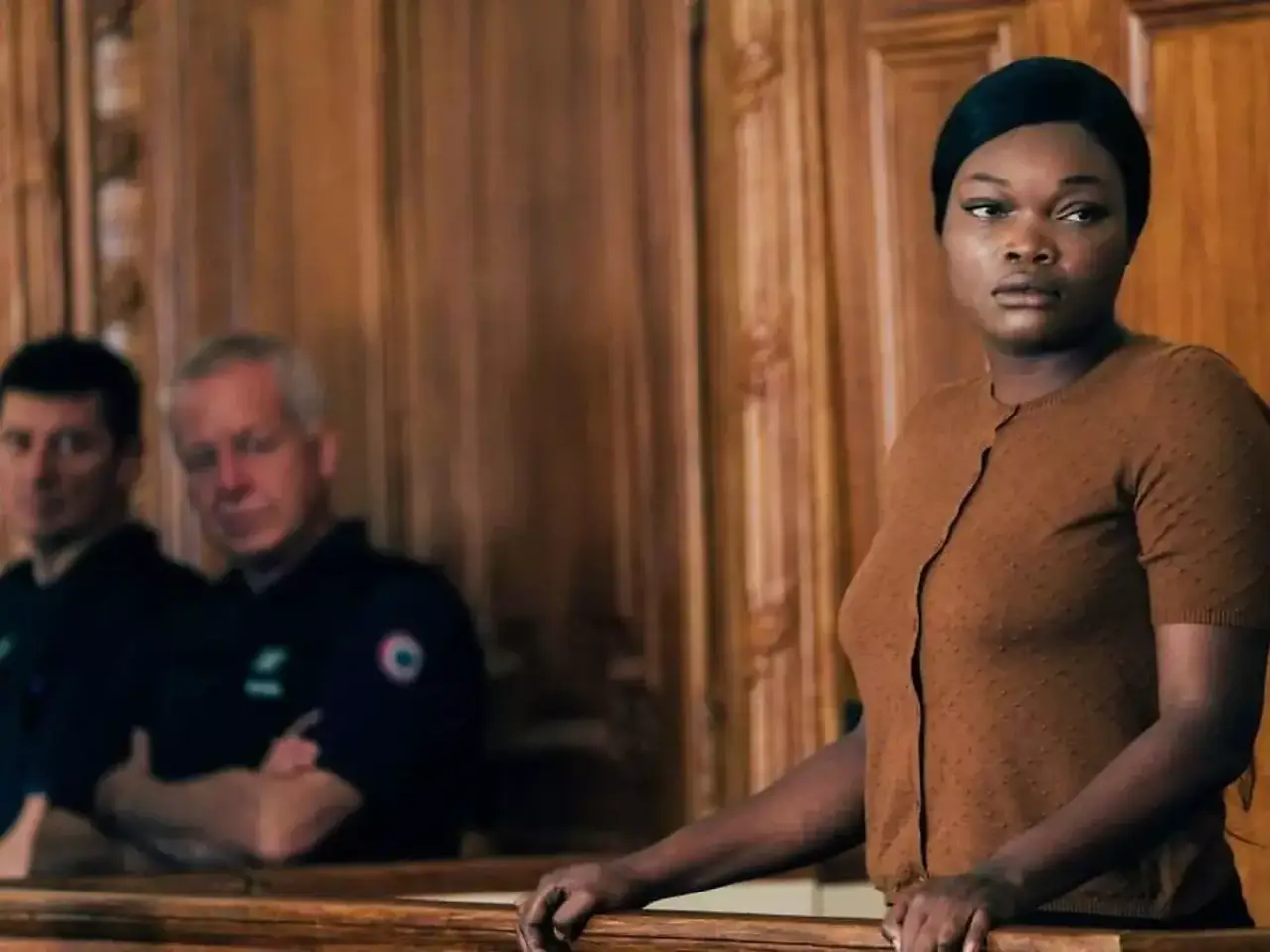 Saint Omer
Alice Diop'un Fransız yönetmenliğindeki mahkeme draması, uzun çekimleriyle dikkat çeken bir film. Fakat filmin bu 'gösterişsizliği' basitlikle karıştırılmamalı. Saint Omer, karmaşık ve ahlaki açıdan zorlu bir hikaye sunuyor. Modern Avrupa'nın önemli kültürel çatışma noktalarını - ırk, göç, din - genç bir kadının gözünden ele alıyor. Bu hikaye gerçek bir mahkeme davasından esinlenmiş ve Diop'un bu olayı yeniden canlandırması hem zihni hem de kalbi harekete geçiriyor. İzlerken kendinizi sarsılmış hissedeceksiniz.