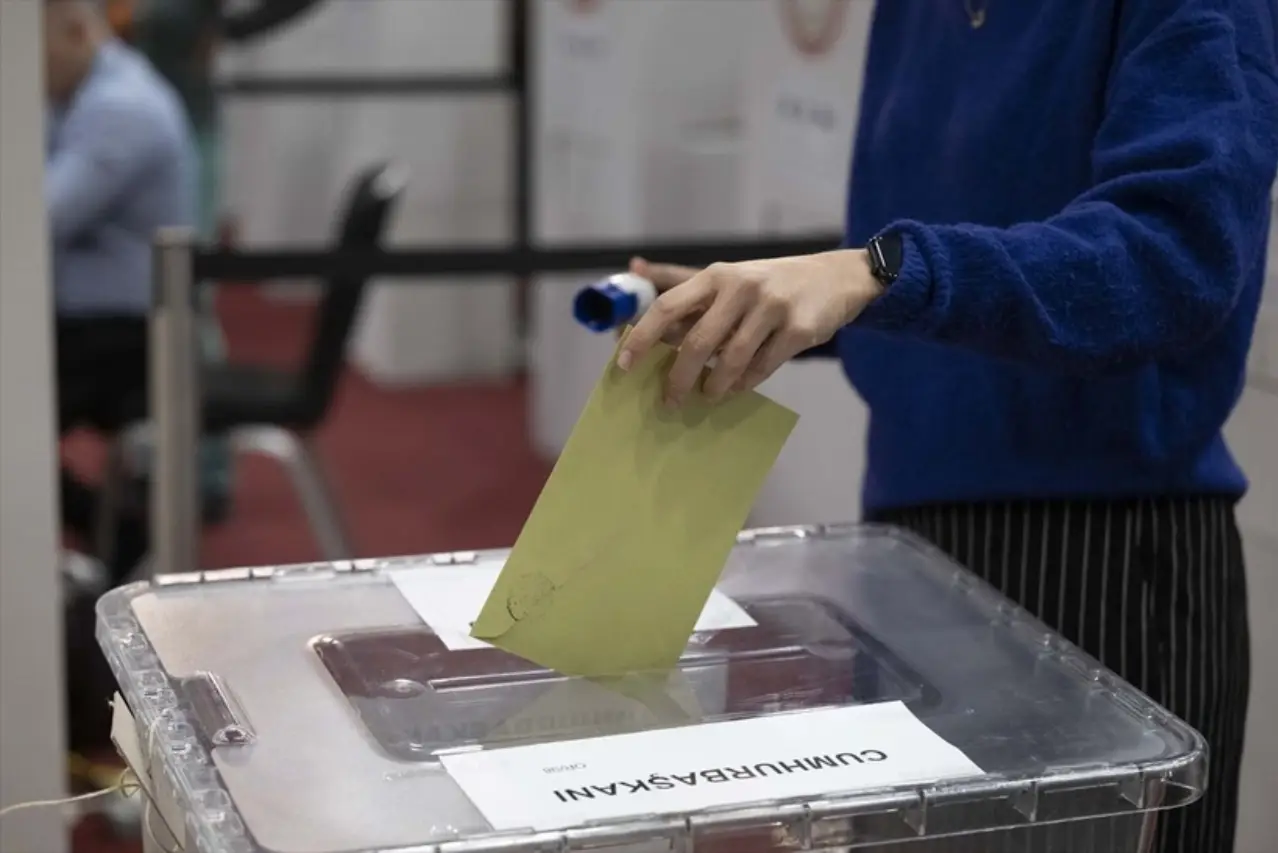 Kararda, "Tarafsızlık, gerçeklik ve doğruluk ilkelerine uygun davranmakla yükümlü radyo ve televizyon kuruluşları ile yazılı, sözlü ve görsel basının; tek yönlü, taraf tutan yayınlar yapamayacaklarına, bu kuruluşların yayınlarında demokratik kurallar çerçevesinde siyasi partiler ve bağımsız adaylar arasında fırsat eşitliğini sağlamak zorunda olduklarına" yer verildi.