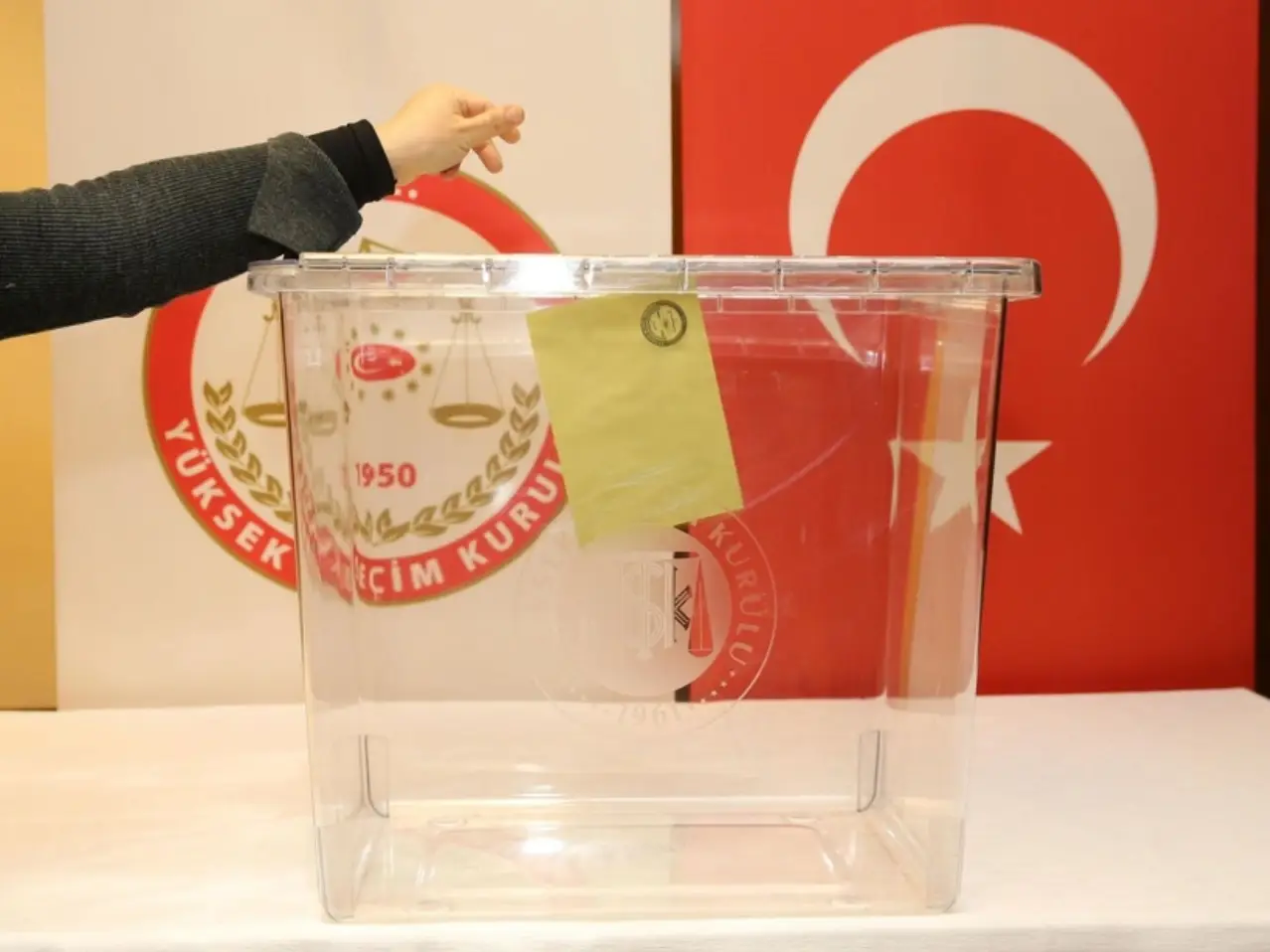 Emniyet ve asayişi korumakla görevli olanların dışında hiç kimse, Türk Ceza Kanunu'nun 6. maddesinin F bendinin 1, 2, 3 ve 5 numaralı alt bentlerinde gösterilen silahları (ateşli silahlar, patlayıcı maddeler, saldırı ve savunmada kullanılmak üzere yapılmış her türlü kesici, delici veya bereleyici alet, yakıcı, aşındırıcı, yaralayıcı, boğucu, zehirleyici, sürekli hastalığa yol açıcı nükleer, radyoaktif, kimyasal, biyolojik maddeler) köy, kasaba ve şehirlerde taşıyamayacak.