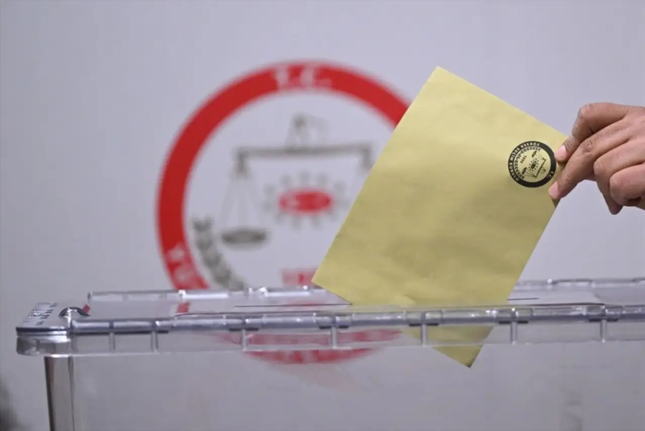 Saat 21.00'den sonra bütün yayınlar serbest olacak ancak YSK'nin gerek görmesi halinde saat 21.00'den önce de yayınların serbest bırakılmasına karar verilebilecek.