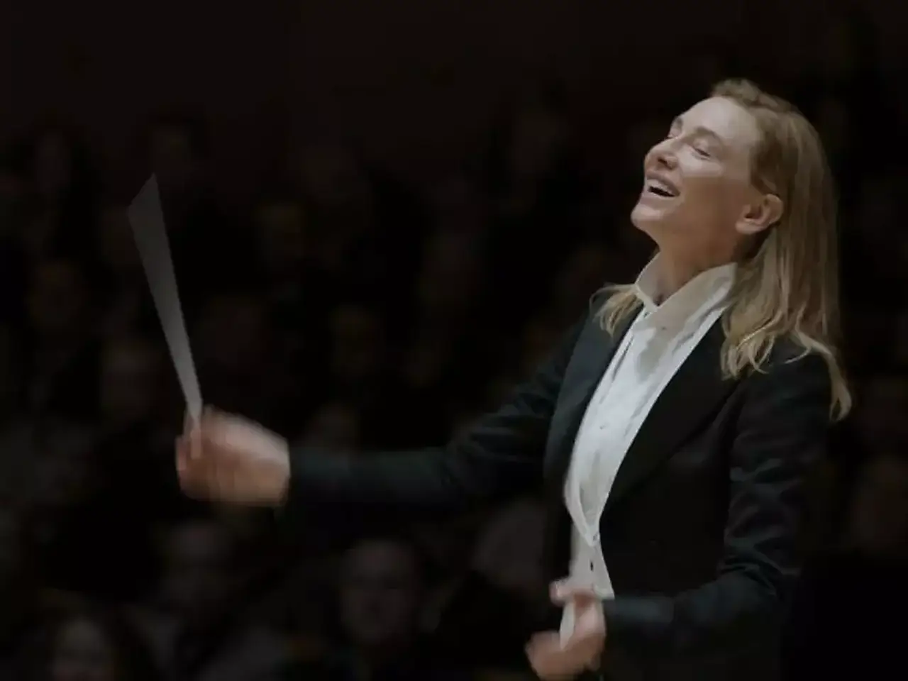 Tár
'Canceled Hali İçinde Bir Sanatçının Portresi' adlı filmde, Cate Blanchett, dahi besteci, narsist kişilik bozukluğuna sahip Lydia Tár karakterini canlandırıyor. Cinsel uygunsuzluk suçlamalarıyla karşılaşmasına rağmen, soğuk tavırlarını koruyor. Blanchett'ın performansı büyük beğeni toplarken, film, Todd Field'ın farklı görsel stiliyle öne çıkarak zirveye oturmayı başarıyor.