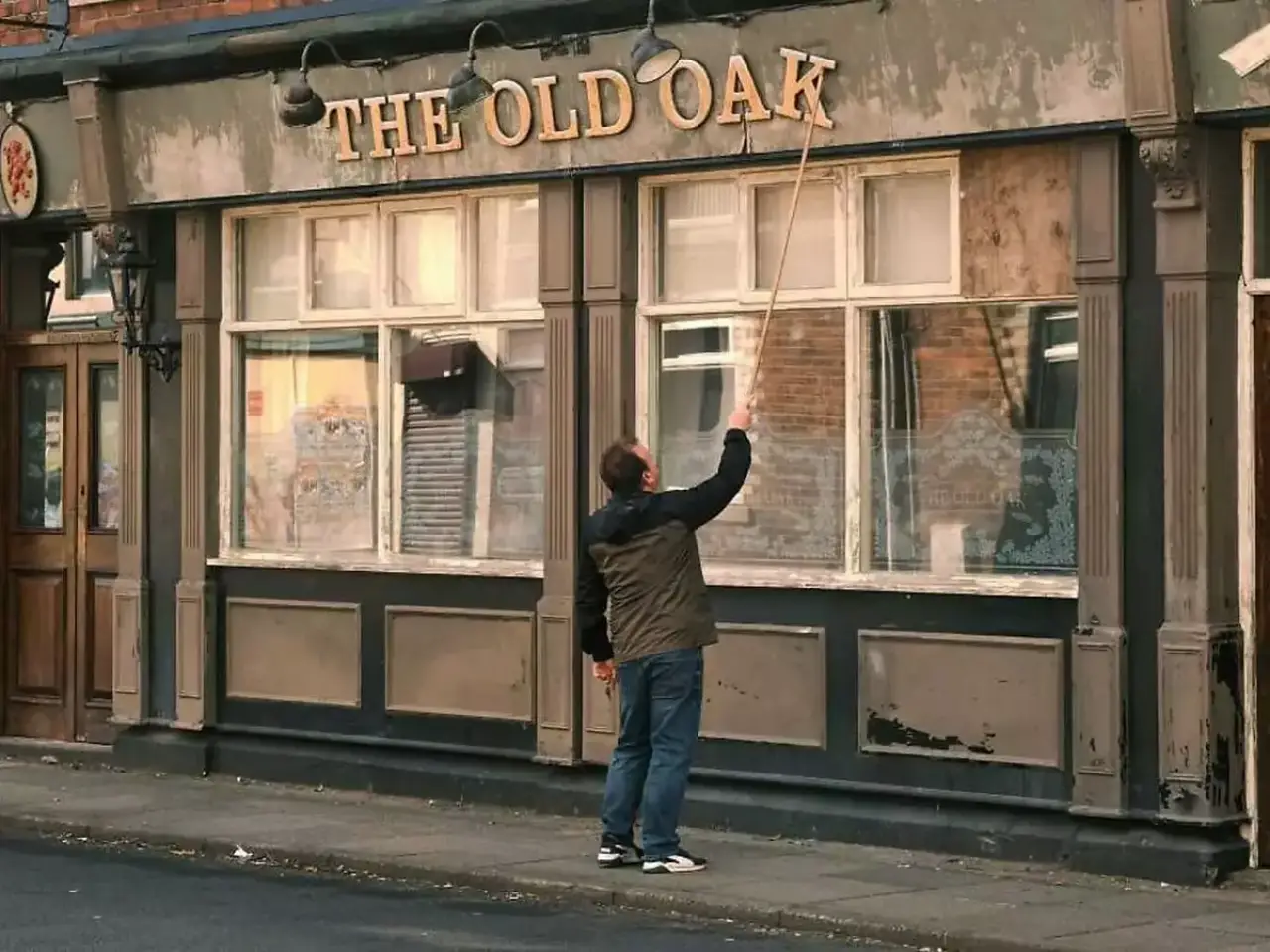The Old Oak
Ken Loach, Britanya sinemasının yaşlı meşesi, belki de son filmi olan ve Suriyeli mültecilerin gelişiyle mücadele eden bir İngiliz topluluğunu anlatan bir filmle karşımıza çıkıyor. Film, bazılarına göre sosyal gerçekçilikten sapıyor olabilir, ancak Loach ve senaristi Paul Laverty'nin amacı, işçi sınıfını etkileyen gerçek hayat krizlerini anlatmak. Bu doğrudanlık, filmin en büyük gücüdür. Ayrıca, ilk kez rol alan oyuncular kadrosu, insan bağlantısının dokunaklı anlarına cilasız bir sıcaklık getiriyor. Loach'ın bu tarz filmleri çekmeyi bırakması durumunda, kimin devam edeceği merak konusu.