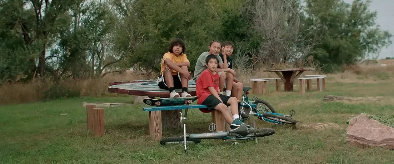 War Pony
Bu sosyal dram filmi Amerika'nın yerli halkının marjinalleşmiş durumunu, Güney Dakota'daki Kızılderili yaşamını çarpıcı ve duygusal bir perspektiften aktarıyor. İki farklı yaşam öyküsüne odaklanıyor; 12 yaşındaki Matho ve 23 yaşındaki Bill adındaki Lakota. Ağır yoksulluk koşullarında, çocuksu bir tutku ve hırs ile hayata tutunuyorlar. Yönetmenler Riley Keough ve Gina Gammell ile Amerikalı senaristler Bill Reddy ve Franklin Sioux Bob, zorlu yaşam koşullarını umut ve dikkatli bir iyimserlikle harmanlıyorlar. Bu dürüst ve şiirsel film, izleyicisine derinden tatmin edici bir deneyim sunuyor.