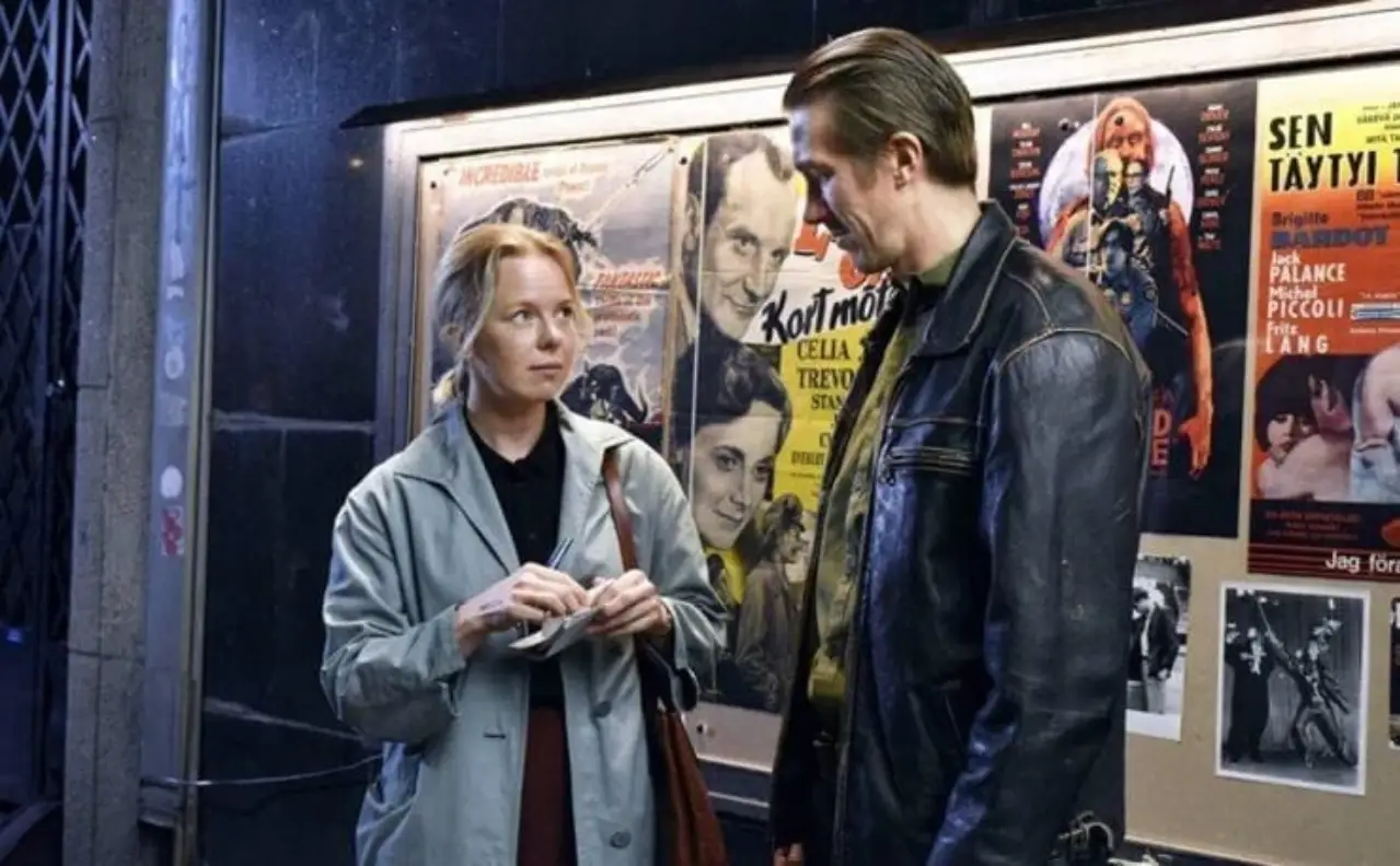 Sararmış Yapraklar / Aki Kaurismäki

Finlandiyalı usta yönetmen Aki Kaurismäki‘nin ‘yılın en iyileri’ listelerinde kendine sıkça yer bulan aşk öyküsü, 2023 Cannes Jüri Ödülü’nün de sahibi olmuştu.

İşçi sınıfından bir kadın ve bir erkek; süpermarket çalışanı Ansa ve inşaat işçisi Holappa’nın engellerle dolu hikayesi, minimal tasarımlar, hüzünlü ince bir mizah ve rock müziğiyle renkleniyor.