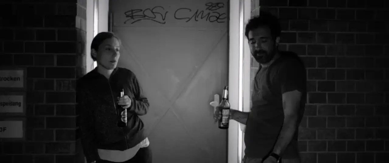 Açık Kapılar Ardında / Alpgiray Uğurlu

30. Adana Altın Koza Film Festivali’nde FİLM-YÖN En İyi Yönetmen ödülünü kazanan film, Türkiye’den gitme planları yapan binlerce gençten izler taşıyor. Berlin’de yaşayan yönetmen Alpgiray Uğurlu’nun imzasını taşıyan film, Türkiye’den Berlin’e göçen genç bir mühendisin ev kiralarken kefil bulmak için çıktığı yaklaşık 24 saatlik bir yolculuğu anlatıyor.