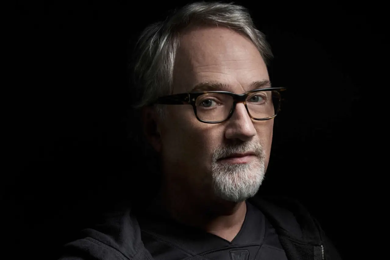 DAVID FINCHER VE JOKER

Dövüş Kulübü, Kayıp Kız, Sosyal Ağ, Benjamin Button’ın Tuhaf Hikayesi gibi pek çok önemli yapımın altında imzası bulunan yönetmen David Fincher, 2019 yılının çok konuşulan filmlerinden Joker hakkında ilginç açıklamalara imza atarak dikkat çeken bir sinema tartışması başlatmıştı.

Fincher, Todd Phillips tarafından yönetilen Joker’in, gerçek bir akıl hastalığını referans almasına rağmen hastalığı tasvir etme biçiminin hatalı olduğunu dile getiriyor, dahası filmin gerçek bir akıl hastalığı ile mücadele eden insanlara ihanet ettiğini belirtiyordu. Todd Phillips’in yarattığı Joker karakterini de sert şekilde eleştiren Fincher, Joker’in Taxi Driver filmindeki Travis Bickle ile Komediler Kralı filmindeki Rupert Pupkin’in birleşimi olduğunu söylemişti.
