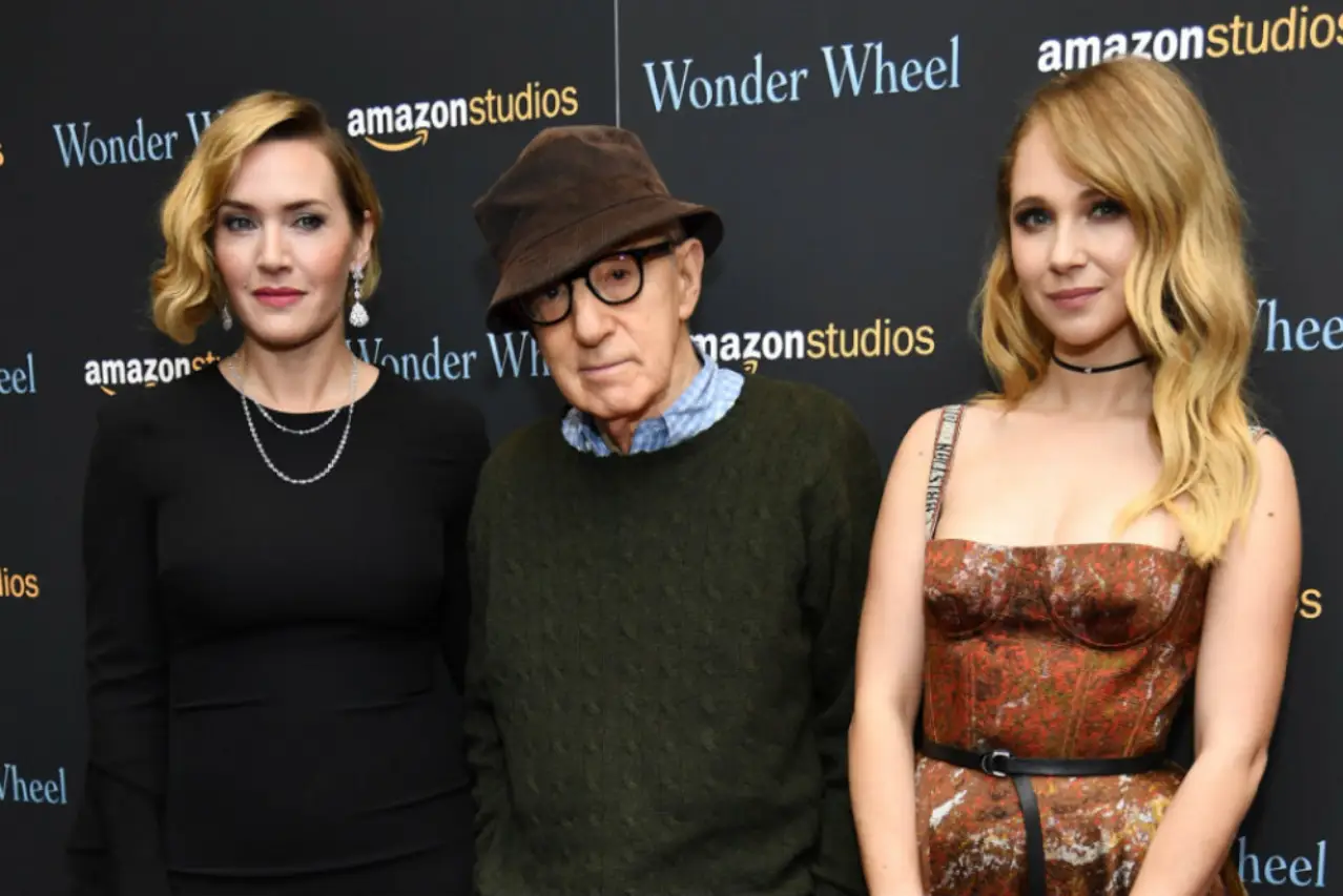 KATE WINSLET-WOODY ALLEN VE ROMAN POLANSKI 

Geçtiğimiz aylarda gerçekleştirilen Venedik Film Festivali, sinema çevrelerinde çok konuşulan bazı olaylara ve açıklamalara sahne oldu. Roman Polanski, Woody Allen ve Luc Besson gibi taciz suçlamalarının hedefinde olan yönetmenlerin festivale katılması bazı kesimlerce tepkiyle karşılandı. Festival direktörü Alberto Barbera ise “Bir insanın sorumluluklarıyla bir sanatçının sorumlulukları arasında neden ayrım yapılamadığını anlamıyorum.” şeklindeki sözleriyle tartışmaların odağında yer alan yönetmenleri savundu.  

Takip eden süreçte ünlü yönetmenler hakkında bir açıklama yapan İngiliz oyuncu Kate Winslet ise unutulmaz sinema tartışmaları listesinde yer alan bu olayın en dikkat çeken taraflarından biri haline geldi. Roman Polanski ve Woody Allen ile çalıştığı için büyük bir pişmanlık yaşadığını ifade eden Winslet, iki yönetmenin halen saygı görüyor olmasının utanç verici olduğunu söyledi.

(Listelist ve Cumhuriyet)