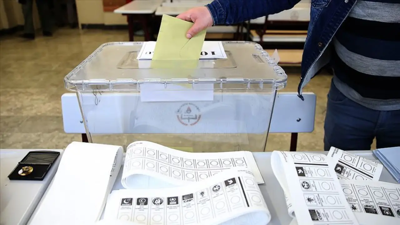Bayrakçı şunları sözlerine ekledi: 

Bu seçimi biri 1 puanla kaybedecek olursa, örneğin İmamoğlu dönüp DEM'in aldığı ve İYİ Parti'nin aldığı puanların hesabını soracak."