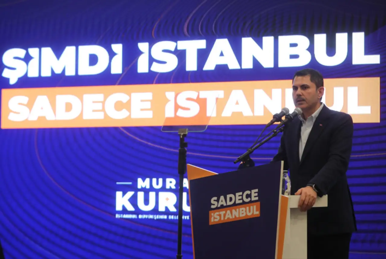 Adalet ve Kalkınma Partisi’nin (AKP) İBB Başkan adayı eski Çevre, Şehircilik ve İklim Değişikliği Bakanı Murat Kurum oldu.

MURAT KURUM KİMDİR?

Murat Kurum, 7 Mayıs 1976'da Ankara'da dünyaya geldi.
Kurum, Konya Selçuk Üniversitesi Mühendislik ve Mimarlık Fakültesi İnşaat Mühendisliği Bölümü'nden 1999'da mezun oldu.

Çevre, Şehircilik ve İklim Değişikliği Bakanı olan Kurum, 2018'de göreve başladı.

Bakanlığı döneminde; 
Kanal İstanbul Projesi’ni, savundu.
Salda Gölü’ne “Millet Bahçesi” projesini "müjde"ledi.
Çevresel Etki Değerlendirme (ÇED) raporlarını şirketlere sipariş usulü verdiği öne sürüldü. İliç'te meydana gelen göçüğe neden olan şirkete yine Kurum döneminde kapasite artırım izni verildiği iddia edildi.

TOKİ'nin 2019'da başlattığı "100 Bin Alt Gelir Grubu Sosyal Konut Projesi" kapsamında hak sahibi olanlara konutlar henüz teslim edilmedi. Mağdurlar, geçtiğimiz günlerde AKP önünde yaptıkları eylemde “Mağdurlar burada, Murat Kurum nerede” sloganları attı.

Kurum, 2023 genel seçimlerinde, AKP İstanbul Milletvekili olarak seçildi.

Milletvekilliğinin yanı sıra TBMM Çevre Komisyonu Başkanlığı görevini de yürüten Kurum, evli ve üç çocuk babasıdır.