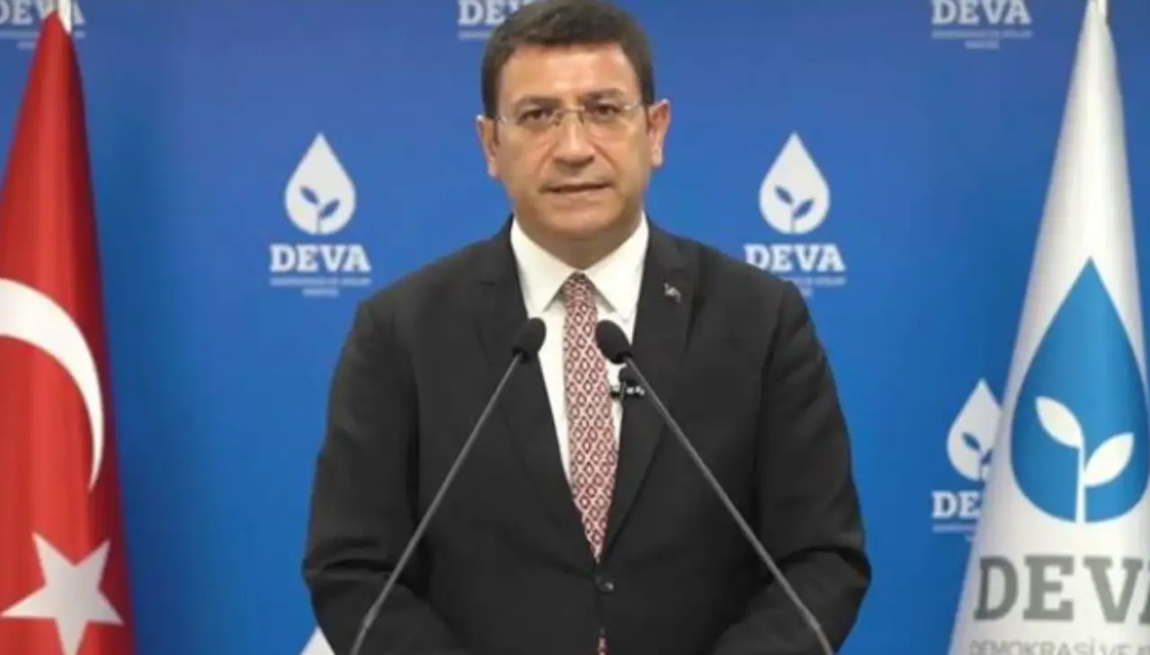 Demokrasi ve Atılım Partisi (DEVA Partisi) 18 Şubat’ta gerçekleşen Aday Tanıtım Toplantısında İBB Başkan adayı olarak Parti Sözcüsü İdris Şahin'i ilan etti. Şahin de Saadet-Gelecek adayı Birol Aydın gibi CHP listelerinden seçime girmişti. 

İDRİS ŞAHİN KİMDİR?

Çankırı’da 1974 yılında doğan İdris Şahin, İstanbul Üniversitesi Hukuk Fakültesi 1996 mezunudur.

Şahin, iki dönem Çankırı Baro Başkanlığı görevinde bulundu ve 2011 seçimlerinde AKP 24. Dönem Çankırı Milletvekili seçildi.

FETÖ soruşturması kapsamında 31 Ağustos 2016'da gözaltına alınan Şahin, 5 Eylül 2016'da serbest bırakıldı. İki yıl sonra karara bağlanan davada, Şahin beraat etti.

 DEVA Partisi’nin kurucuları arasında bulunan Şahin,  2023 seçimlerinde CHP listesinden Ankara Milletvekili seçildi.

Evli olan Şahin, üç çocuk babasıdır.