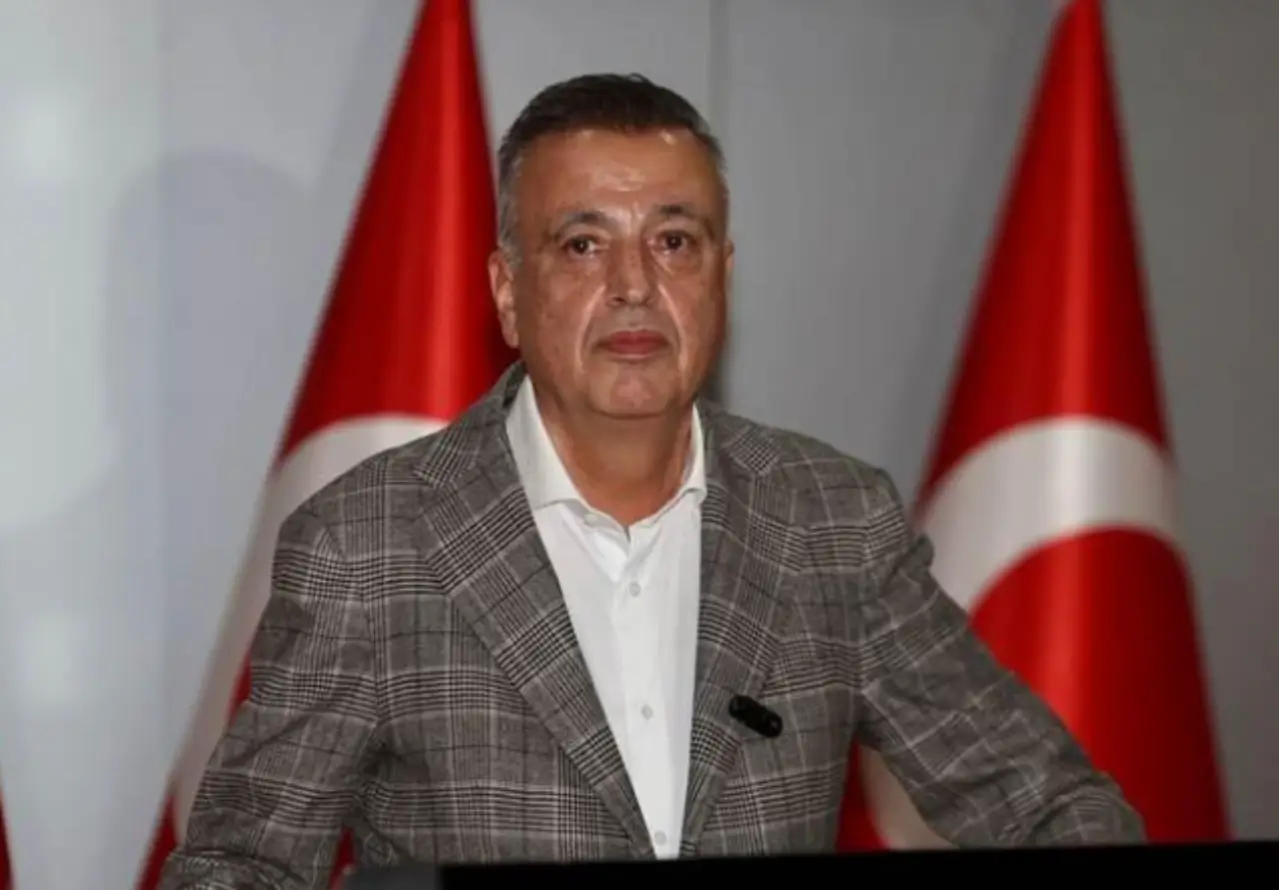 İstanbul Ataşehir Belediye Başkanı Battal İlgezdi, Kemal Kılıçdaroğlu'na destek verdiği için tasfiye edildiğini iddia ederek 26 Ocak’ta CHP'den istifa ettiğini duyurdu.
İstifasının ardından konuşan İlgezdi, “Kılıçdaroğlu'na destek verenler, Kürtler ve Aleviler partiden tasfiye ediliyor.” iddiasında bulundu.
İlgezdi ile görüşen Kılıçdaroğlu ise istifanın doğru olmadığını ve bu tavrın CHP’ye zarar vereceğini söyledi.

Ataşehir Belediye Başkan adayı Onursal Adıgüzel oldu.