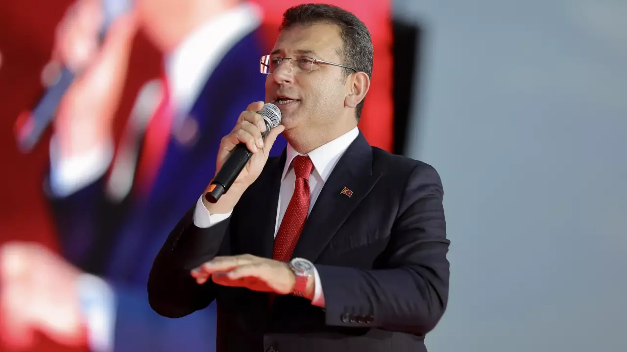 CHP’nin İBB Başkan adayı mevcut İBB Başkanı Ekrem İmamoğlu olarak duyuruldu.

Haliç Kongre Merkezi’nde seçim çalışmalarına başlayan İmamoğlu, seçim sloganını "Tam yol ileri" olarak belirledi. 

EKREM İMAMOĞLU KİMDİR?

Trabzon'da doğan Ekrem İmamoğlu, 52 yaşındadır.
Eğitimini İstanbul Üniversitesi İngilizce İşletme Bölümünde 1987'de tamamlayan İmamoğlu, bir yıl Anavatan Partisi'nin gençlik kollarında görev aldı. 

İstanbul’da Beylikdüzü Belediye Başkanı olarak 2014-2019 arasında görev yapan İmamoğlu, 2018'deki aday tanıtım toplantısında CHP'nin İstanbul Büyükşehir Belediyesi başkan adayı olarak duyuruldu.

İBB Başkanlığı için AKP’li Binali Yıldırım’la yarışan İmamoğlu, seçimi kazanmasına rağmen AKP itiraz etti.  İtiraz sonrası 23 Haziran’da yeniden seçim yapıldı.

Yenilenen seçimde İmamoğlu, Resmi Gazete’de yayımlanan 2019 Mahalli İdareler Genel Seçim sonuçlarına göre Yıldırım’a karşı yüzde 54,22 oy ile seçimi kazandı.

Dilek Kaya ile 18 Kasım 1995'te hayatını birleştiren İmamoğlu, üç çocuk babasıdır.