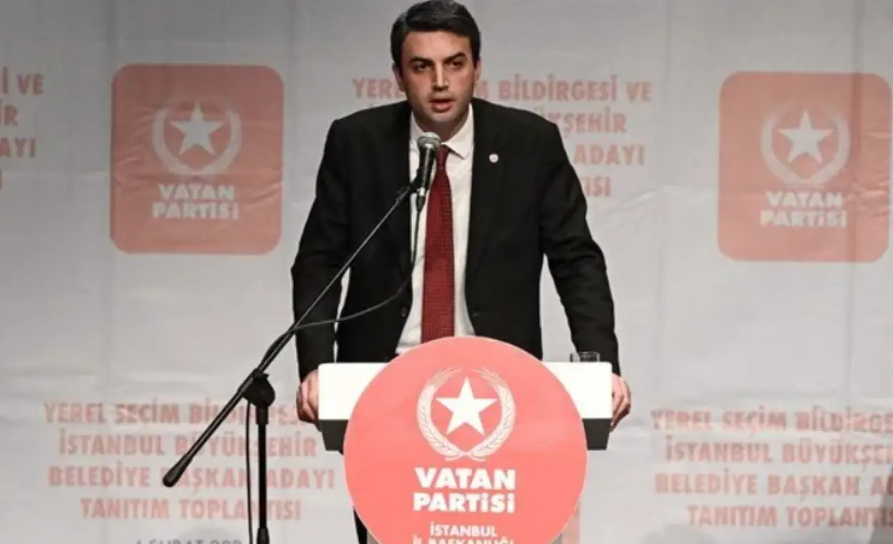 Vatan Partisi, İBB Başkan Adayı olarak İstanbul İl Başkanı İbrahim Okan Özkan'ı aday gösterdi. 

Toplantıda konuşan Özkan seçim sloganını, "Rantçı sisteme son! İstanbul'da kamu hizmeti devrimi!" olarak açıkladı.

İBRAHİM OKAN ÖZKAN KİMDİR?

İbrahim Okan Özkan, 28 Haziran 1994'te Bursa'da dünyaya geldi.
Özkan, lise yıllarında Türkiye Gençlik Birliği'ne (TGB) katıldı.
Yüksek Öğrenimine İstanbul Üniversitesi Siyaset Bilimi ve Kamu Yönetimi bölümünde başlayan Özkan, aynı yıllarda Vatan Partisi'ne üye oldu.
Yaklaşık altı yıl TGB İstanbul İl Başkanlığı ve TGB Genel Sekreterliği görevlerini yürüten Özkan, 2021'den beri Vatan Partisi İstanbul İl Sekreterliği görevinde.

Vatan Partisi İstanbul İl Başkanlığı görevini bir yıldır sürdüren Özkan, 2023 Genel Seçimlerinde İstanbul 2. Bölgeden milletvekili adayı oldu.
