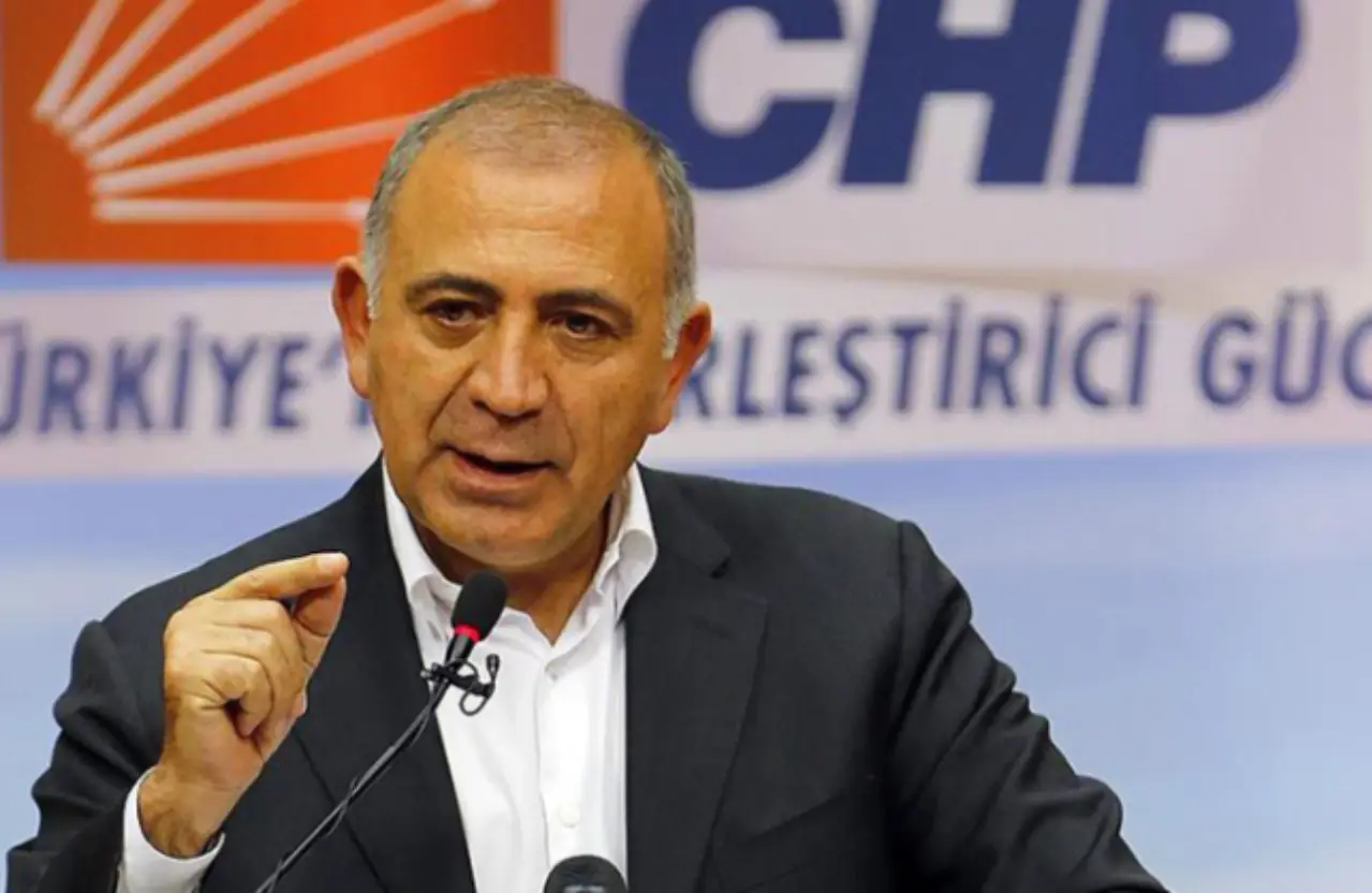 Eski İstanbul Milletvekili ve CHP Genel Sekreteri Gürsel Tekin, 13 Şubat’ta istifa ettiğini açıkladı. Sosyal medya hesabı üzerinden açıklama yayımlayan Tekin, istifa gerekçesi olarak CHP’nin kuruluş ilkelerinden uzaklaşmasını sundu.